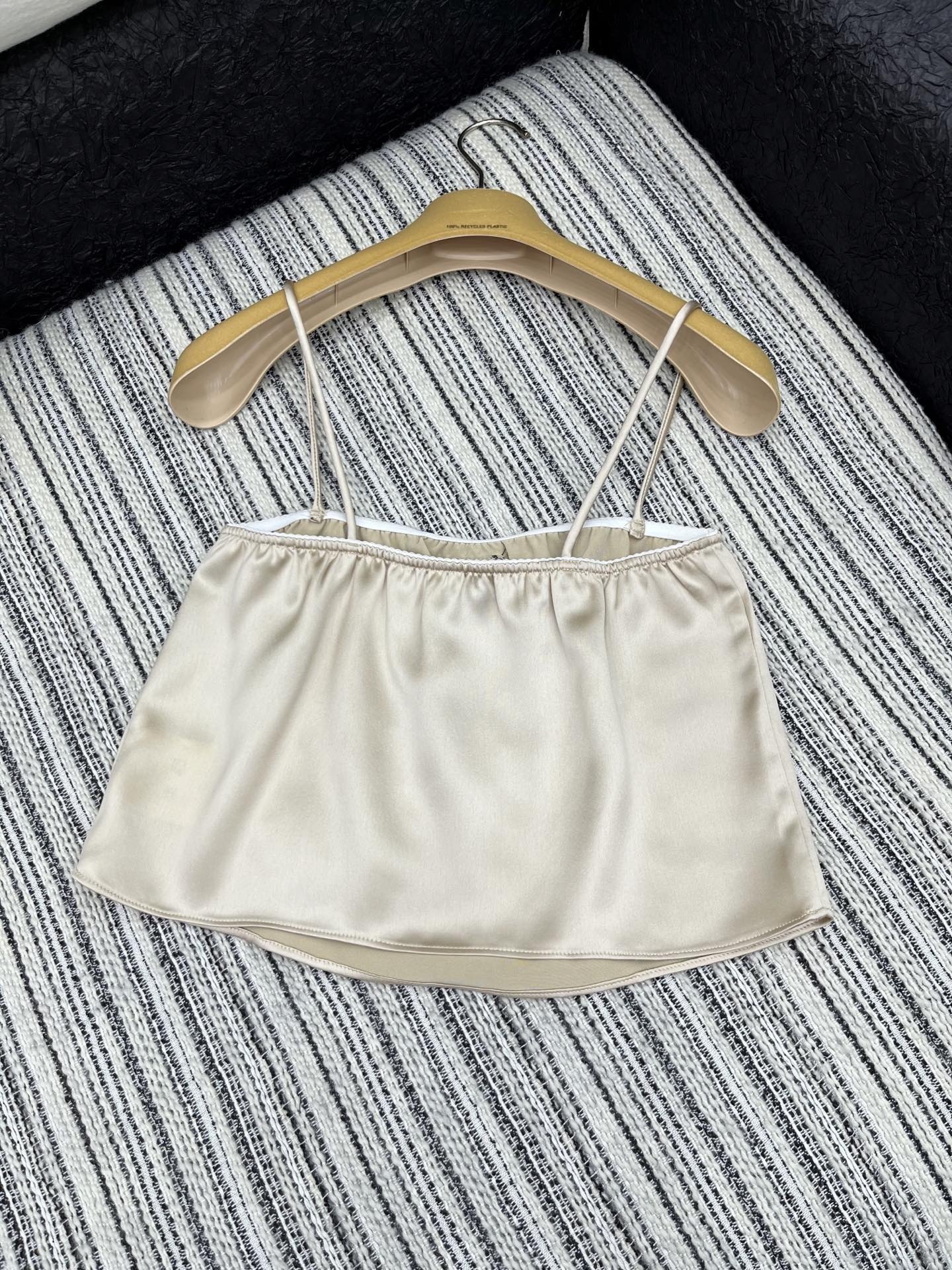 🛒𝐍𝐄𝐖 · 𝟐𝟎𝟐5/爆款现货

【原版定制】Miu Mi *｜ 25新款吊带套裙
定制撞色贴布绣贴标
