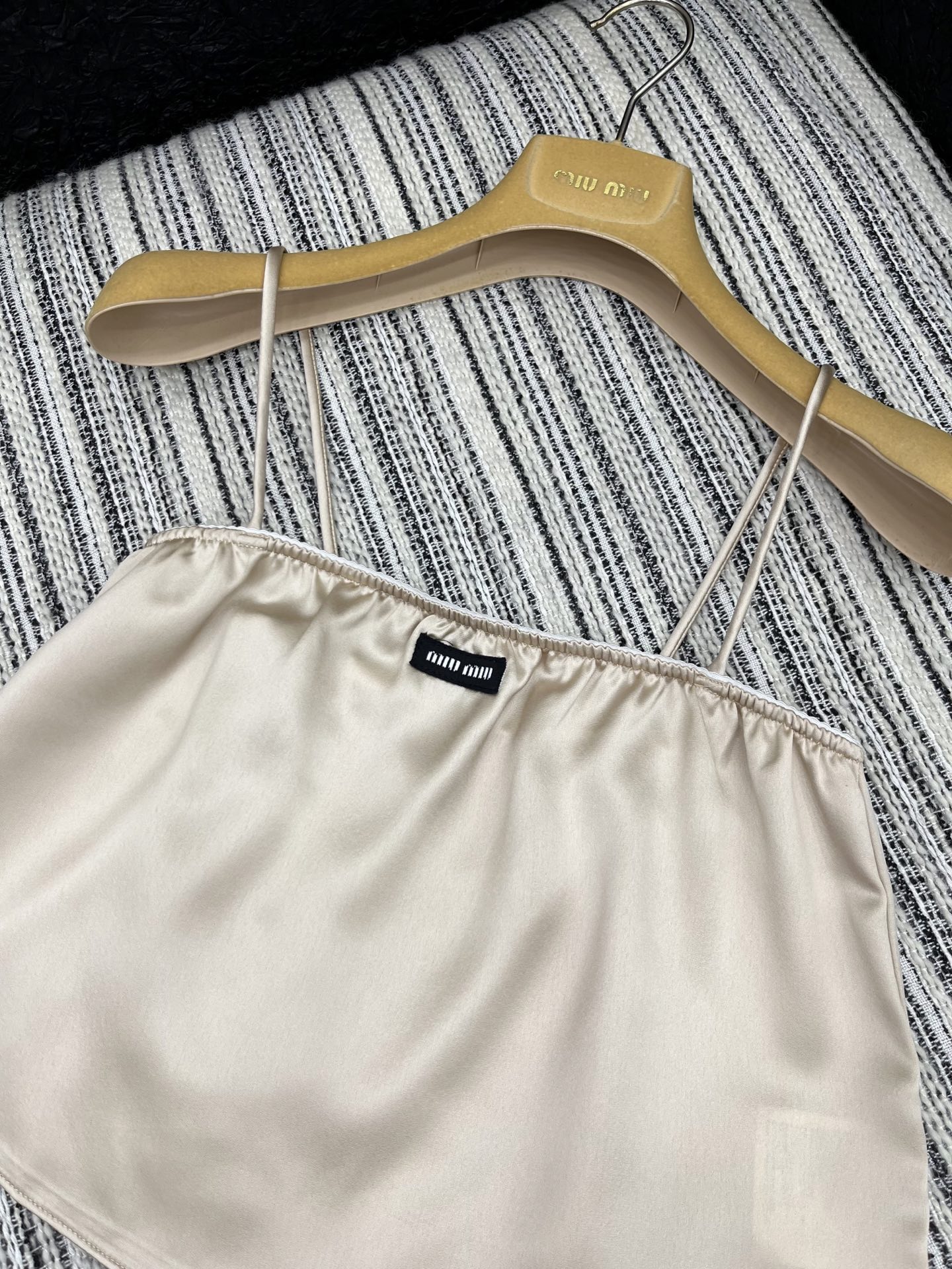 🛒𝐍𝐄𝐖 · 𝟐𝟎𝟐5/爆款现货

【原版定制】Miu Mi *｜ 25新款吊带套裙
定制撞色贴布绣贴标