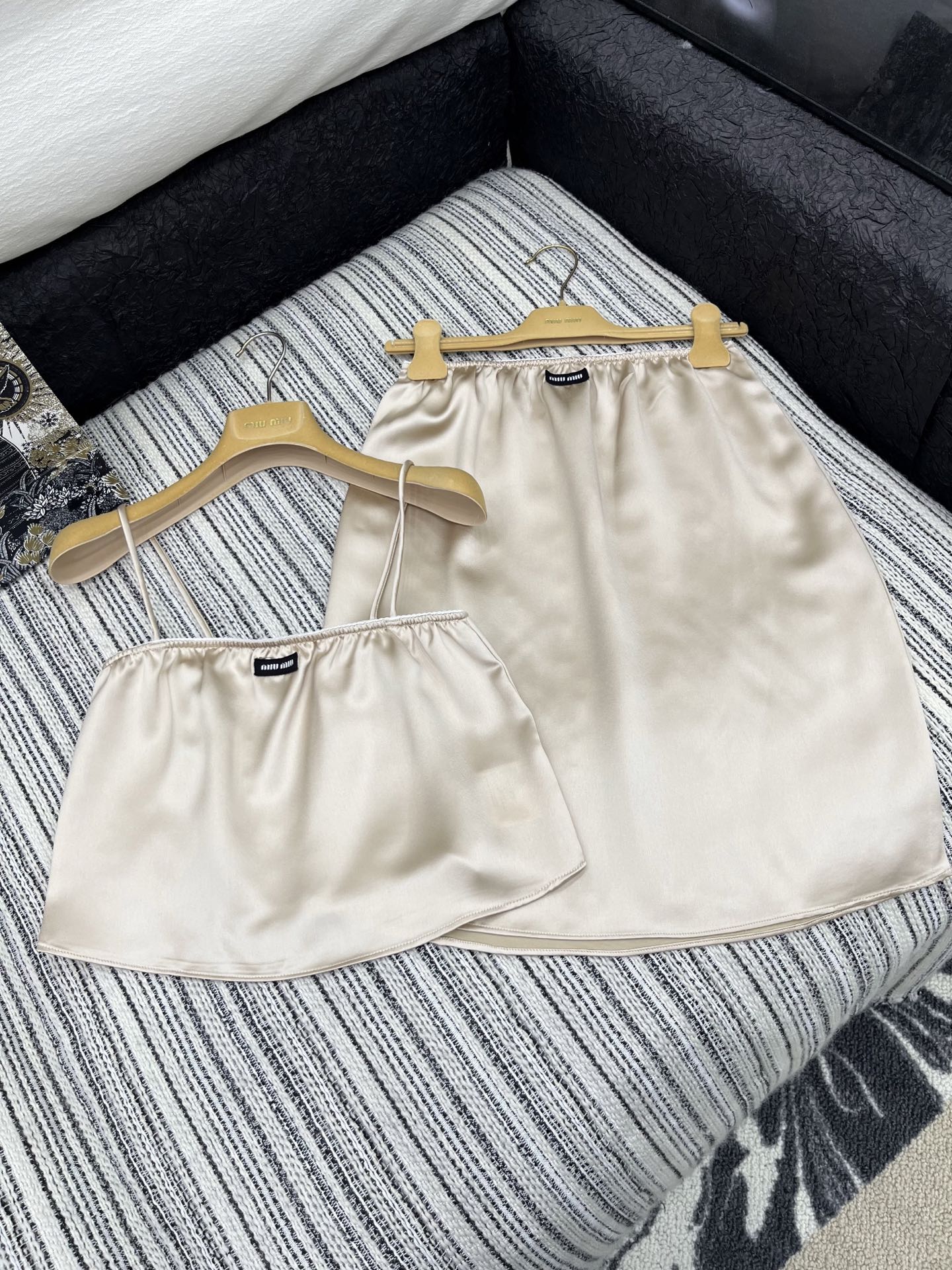 🛒𝐍𝐄𝐖 · 𝟐𝟎𝟐5/爆款现货

【原版定制】Miu Mi *｜ 25新款吊带套裙
定制撞色贴布绣贴标
