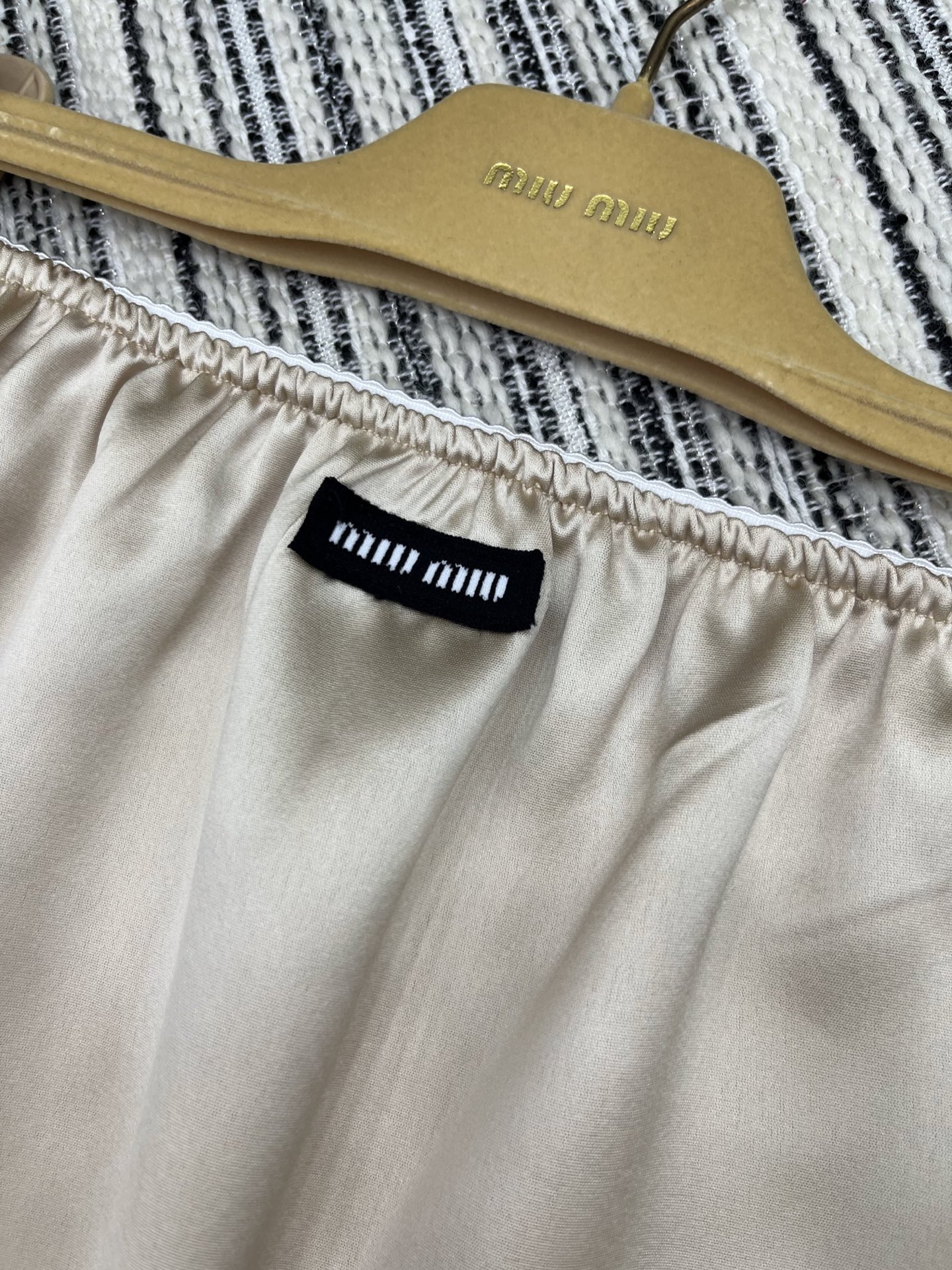 🛒𝐍𝐄𝐖 · 𝟐𝟎𝟐5/爆款现货

【原版定制】Miu Mi *｜ 25新款吊带套裙
定制撞色贴布绣贴标