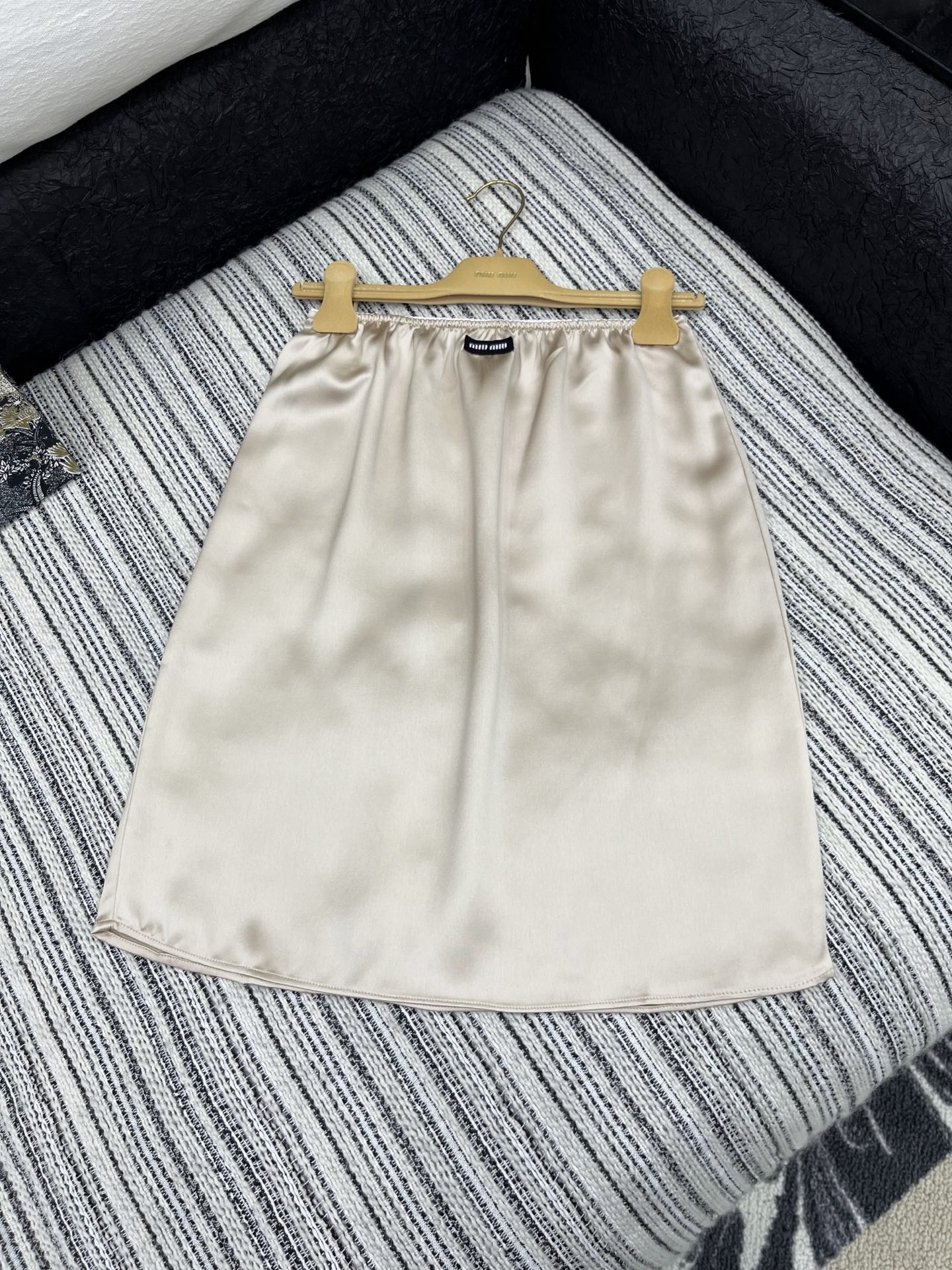 🛒𝐍𝐄𝐖 · 𝟐𝟎𝟐5/爆款现货

【原版定制】Miu Mi *｜ 25新款吊带套裙
定制撞色贴布绣贴标