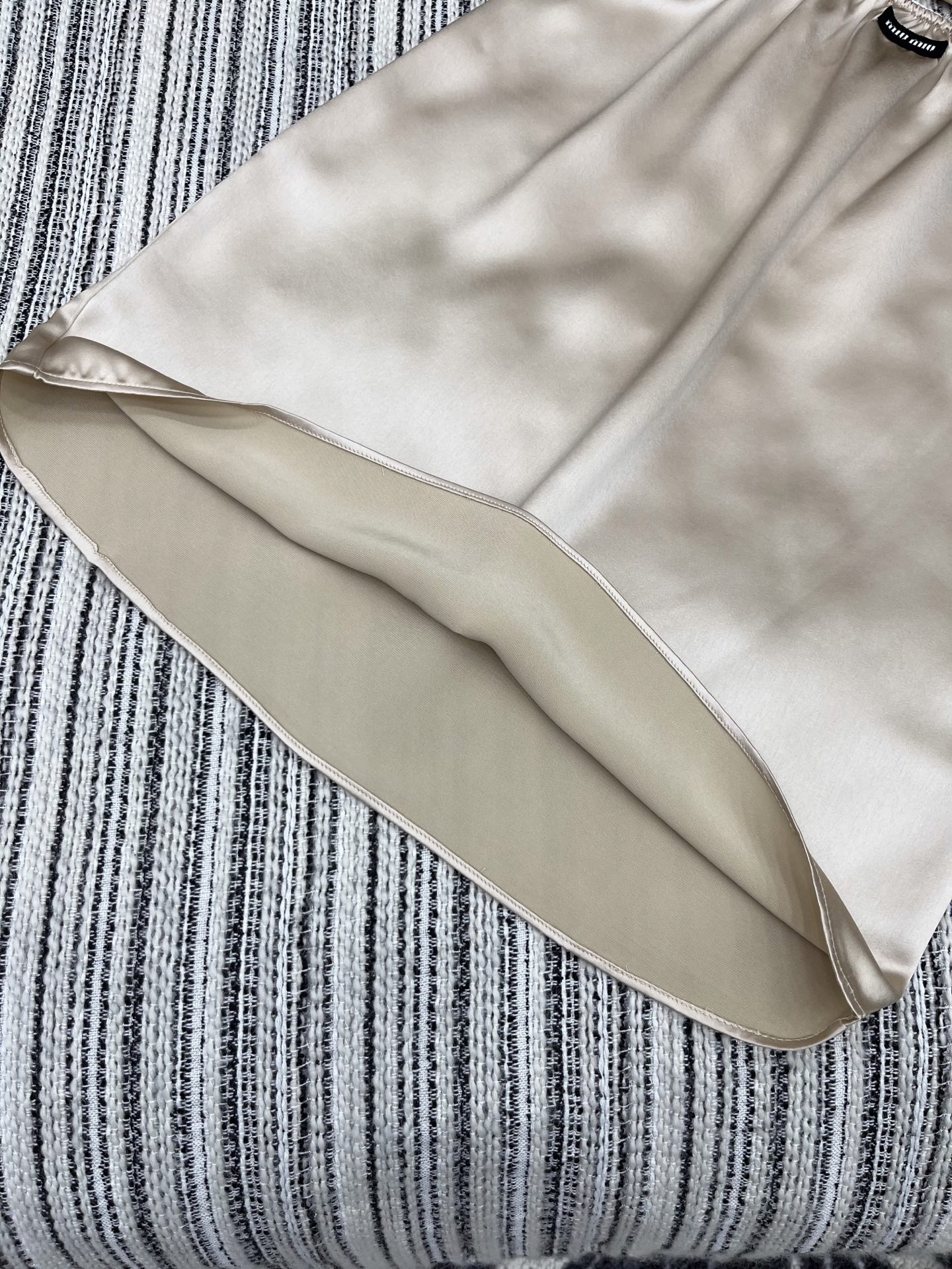 🛒𝐍𝐄𝐖 · 𝟐𝟎𝟐5/爆款现货

【原版定制】Miu Mi *｜ 25新款吊带套裙
定制撞色贴布绣贴标