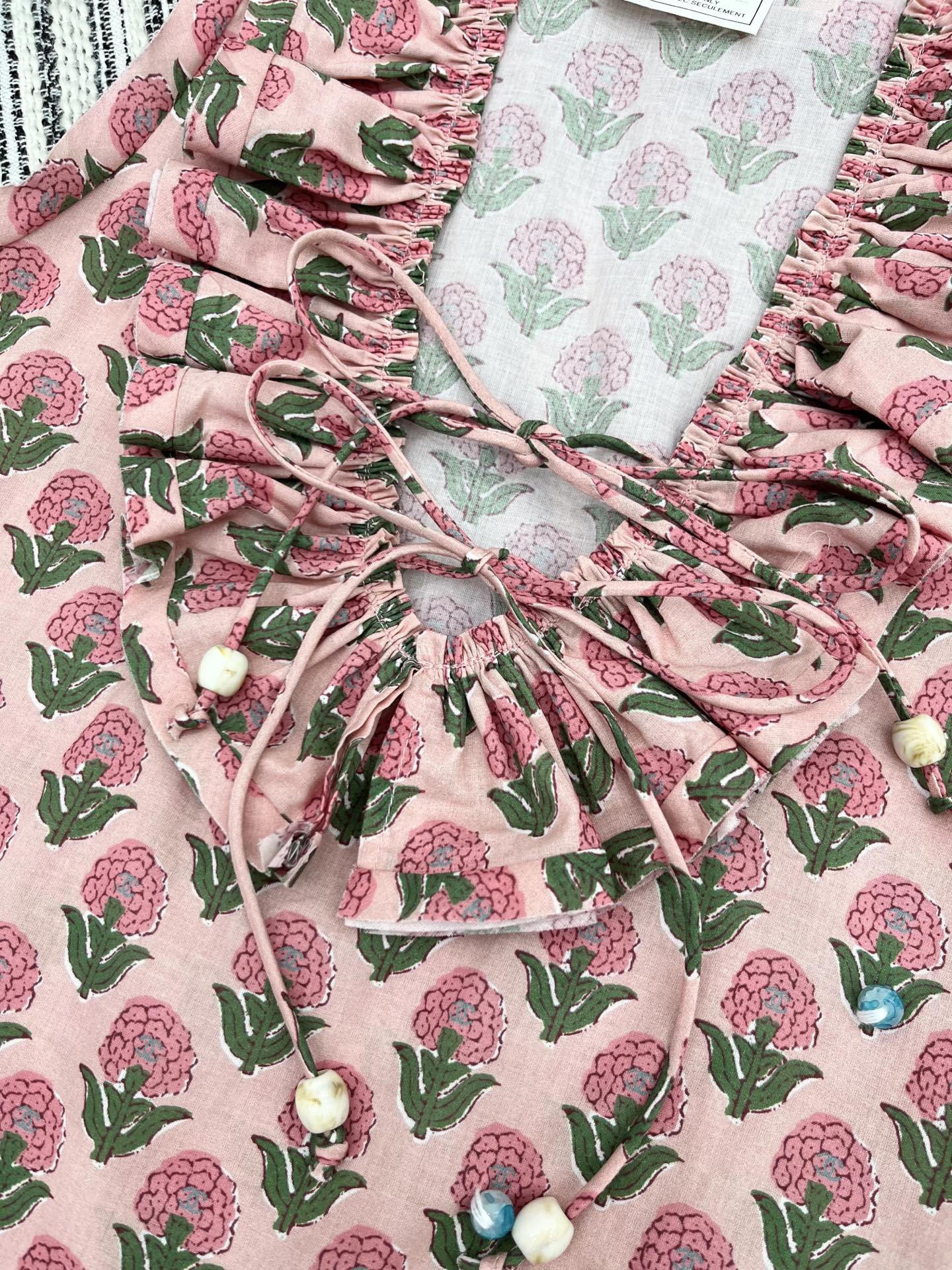 🛒𝐍𝐄𝐖 · 𝟐𝟎𝟐5/爆款现货

原单品质 Chan*｜25中古系列花色荷叶边衬衫
设计高级又时髦！1