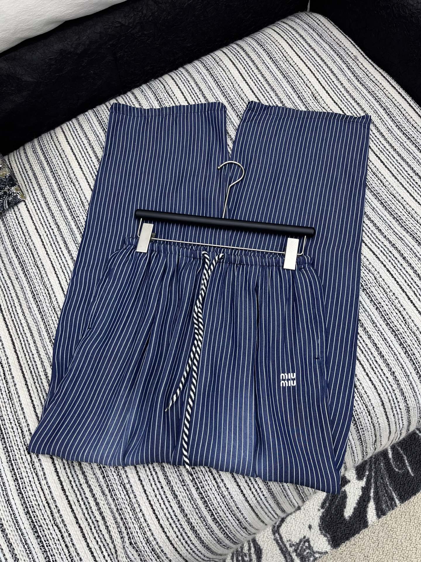 🛒𝐍𝐄𝐖 · 𝟐𝟎𝟐5/爆款现货

原单品质  Miumi*｜25新款抽绳松紧腰条纹休闲裤
颜色百搭高级