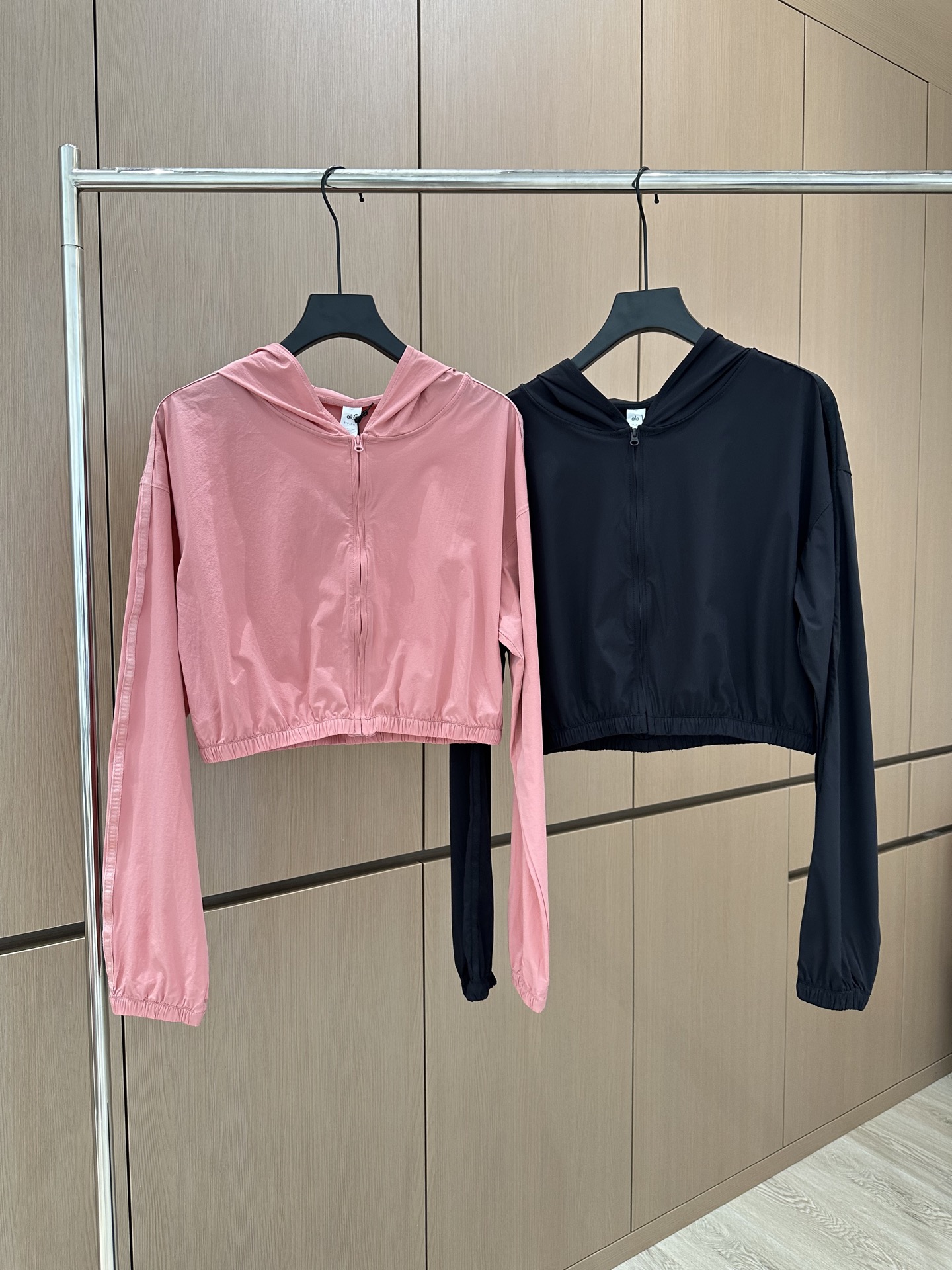 🛒𝐍𝐄𝐖 · 𝟐𝟎𝟐5/爆款现货

原单品质  alo*｜25早秋新品套装！
高端定制带帽外套，搭配松紧
