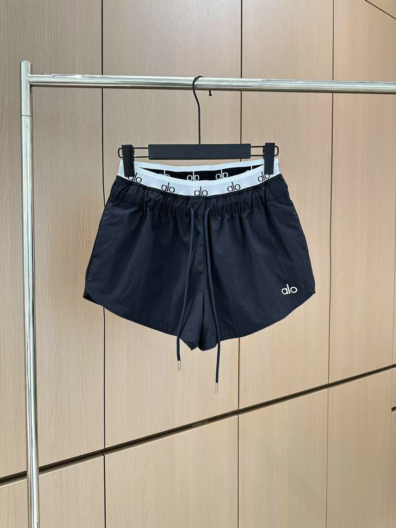 🛒𝐍𝐄𝐖 · 𝟐𝟎𝟐5/爆款现货

原单高品质  alo ｜25新款双腰头印花抽绳短裤
颜色百搭高级  