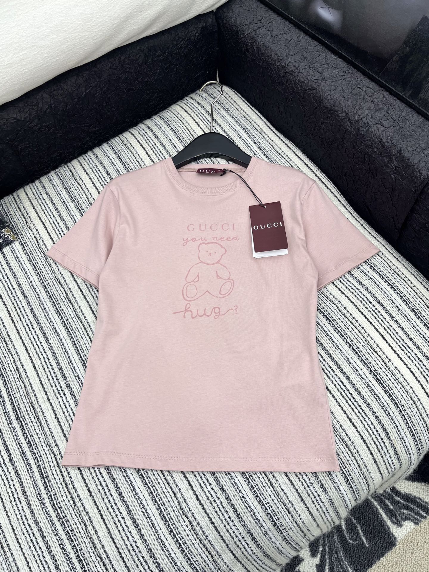 🛒𝐍𝐄𝐖 · 𝟐𝟎𝟐5/爆款现货

原单品质 Gucc*｜25限定系列新品印花短袖T恤
精致版型上身巨显