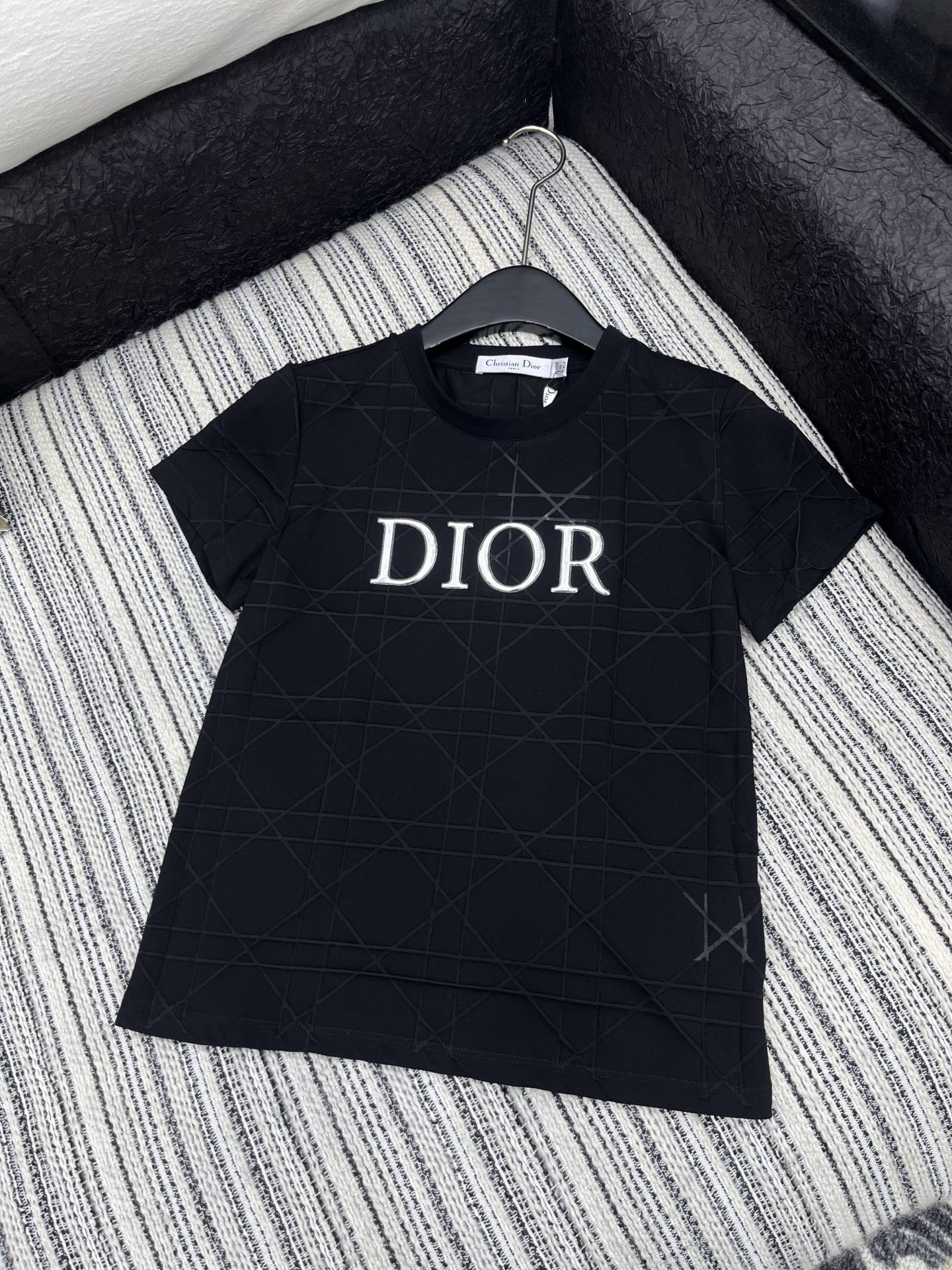 🛒𝐍𝐄𝐖 · 𝟐𝟎𝟐5/爆款现货

原单品质 Dio*｜2025新品圆领短袖𝑇𝑒𝑒
定制YB丝棉材质 透