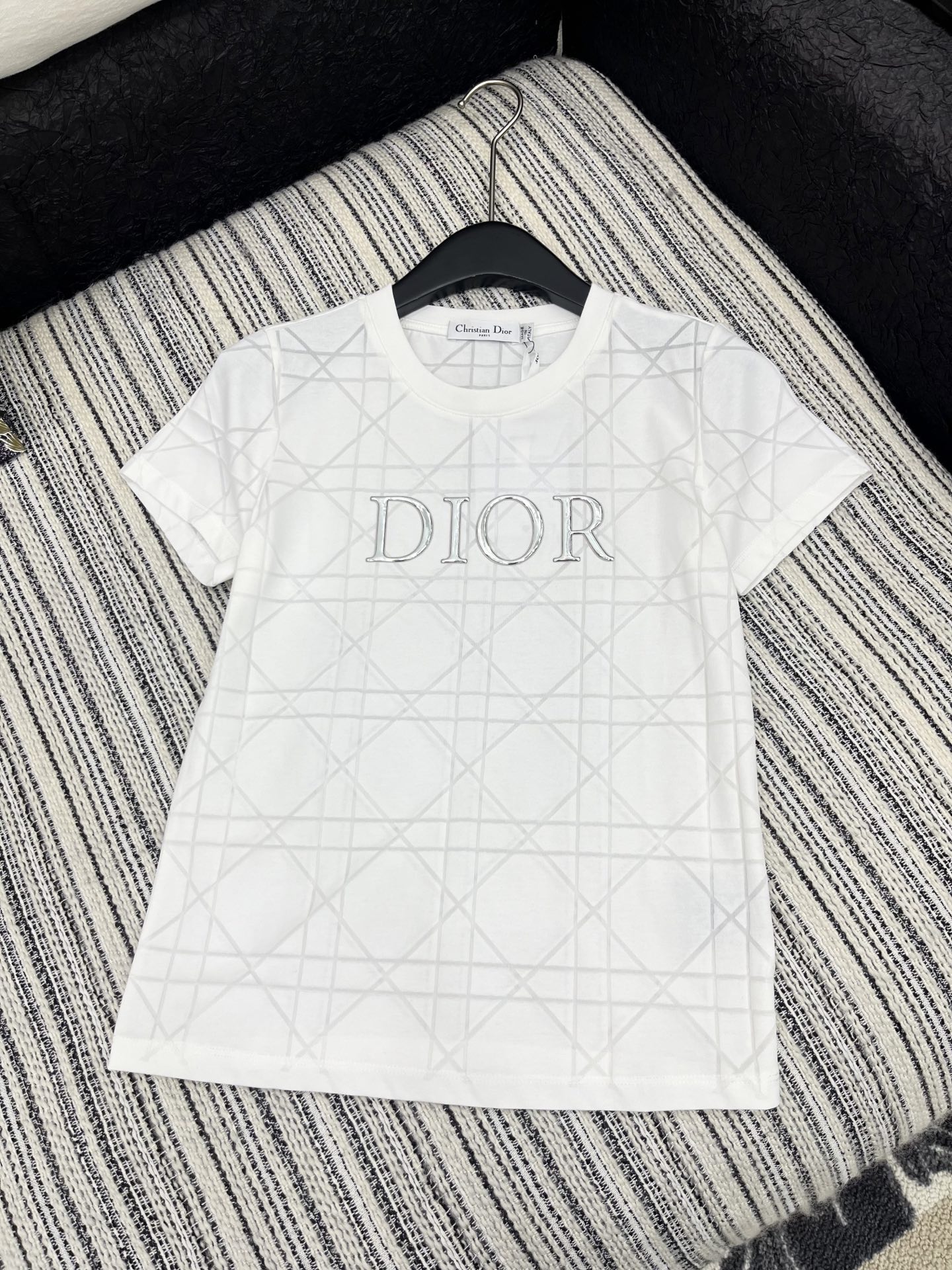 🛒𝐍𝐄𝐖 · 𝟐𝟎𝟐5/爆款现货

原单品质 Dio*｜2025新品圆领短袖𝑇𝑒𝑒
定制YB丝棉材质 透
