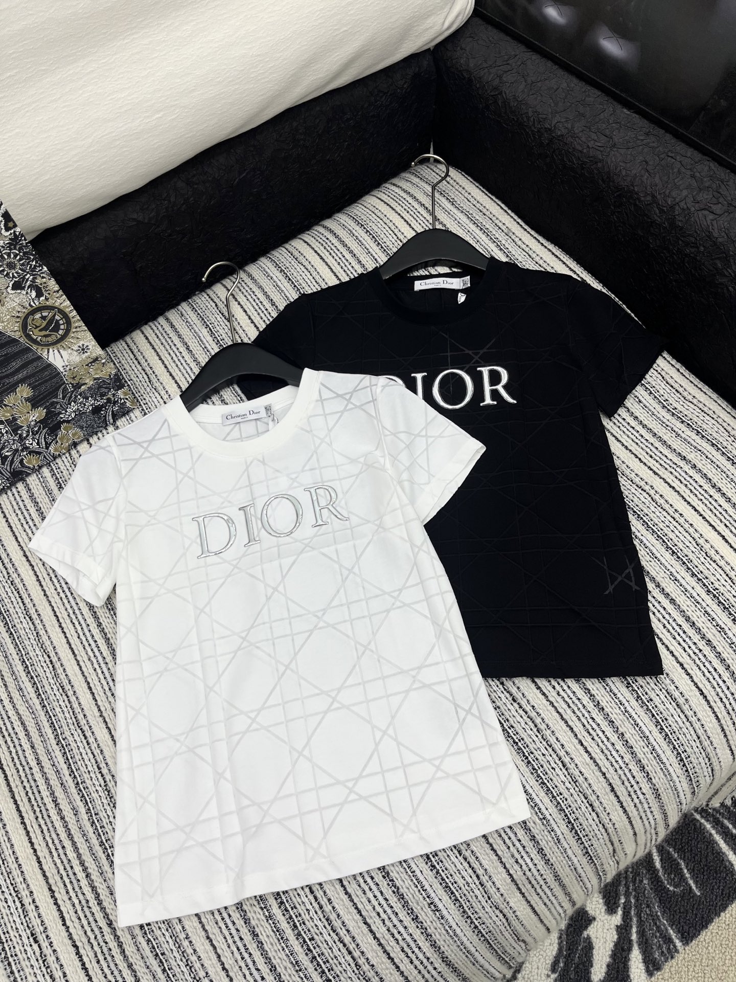 🛒𝐍𝐄𝐖 · 𝟐𝟎𝟐5/爆款现货

原单品质 Dio*｜2025新品圆领短袖𝑇𝑒𝑒
定制YB丝棉材质 透