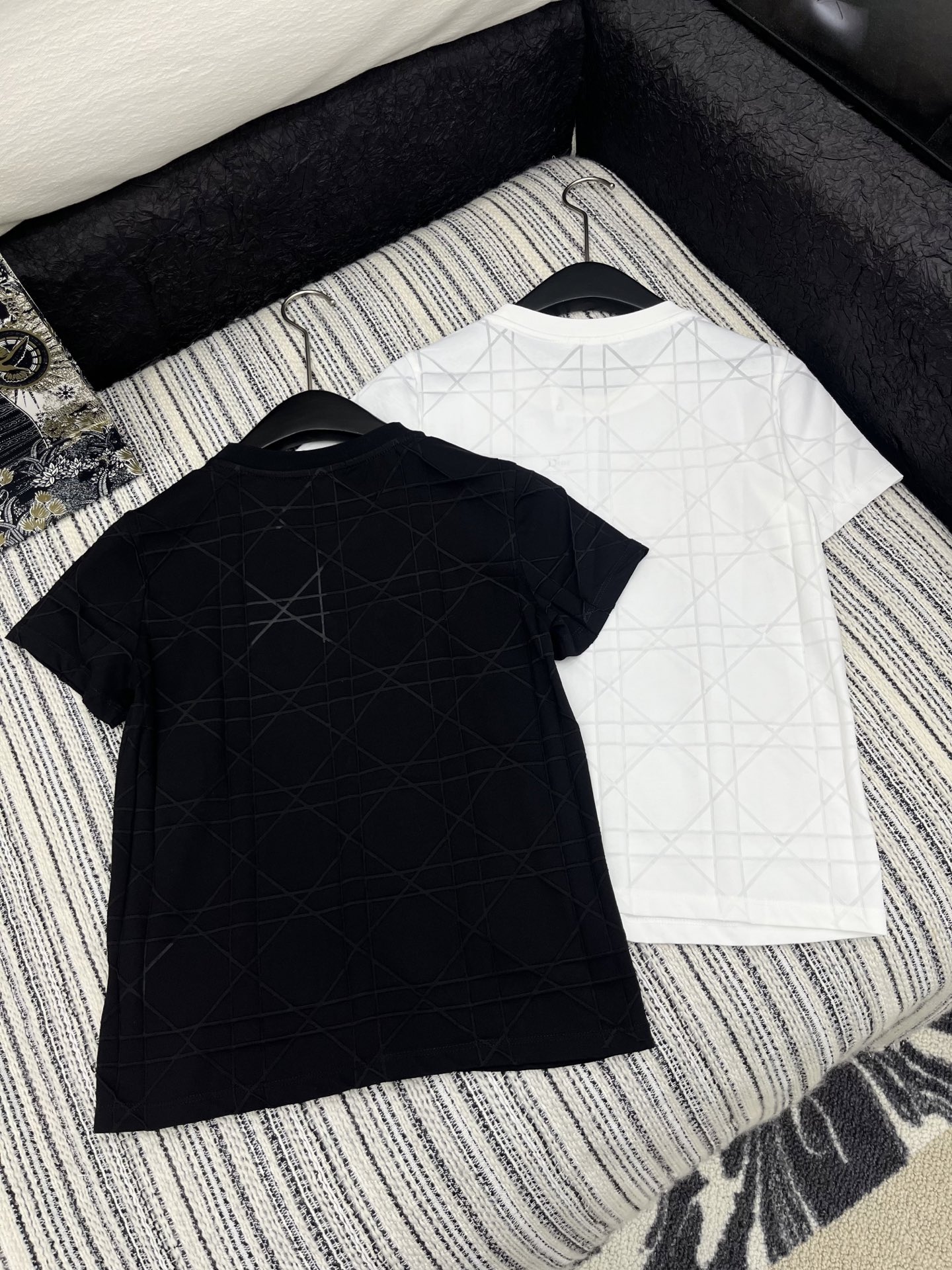 🛒𝐍𝐄𝐖 · 𝟐𝟎𝟐5/爆款现货

原单品质 Dio*｜2025新品圆领短袖𝑇𝑒𝑒
定制YB丝棉材质 透