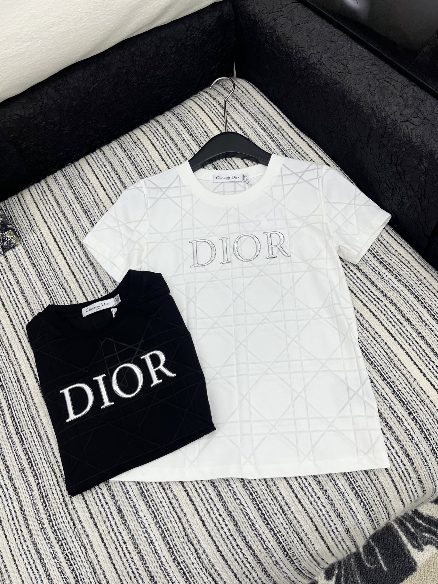 🛒𝐍𝐄𝐖 · 𝟐𝟎𝟐5/爆款现货

原单品质 Dio*｜2025新品圆领短袖𝑇𝑒𝑒
定制YB丝棉材质 透