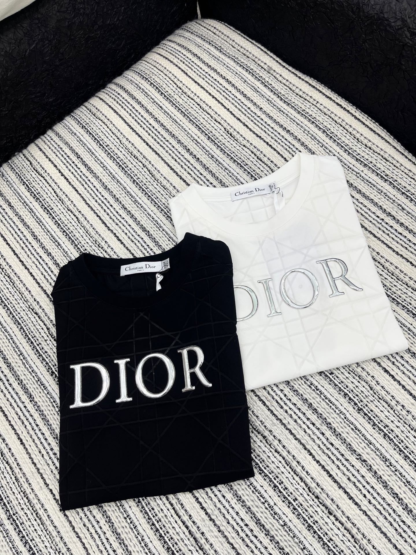 🛒𝐍𝐄𝐖 · 𝟐𝟎𝟐5/爆款现货

原单品质 Dio*｜2025新品圆领短袖𝑇𝑒𝑒
定制YB丝棉材质 透