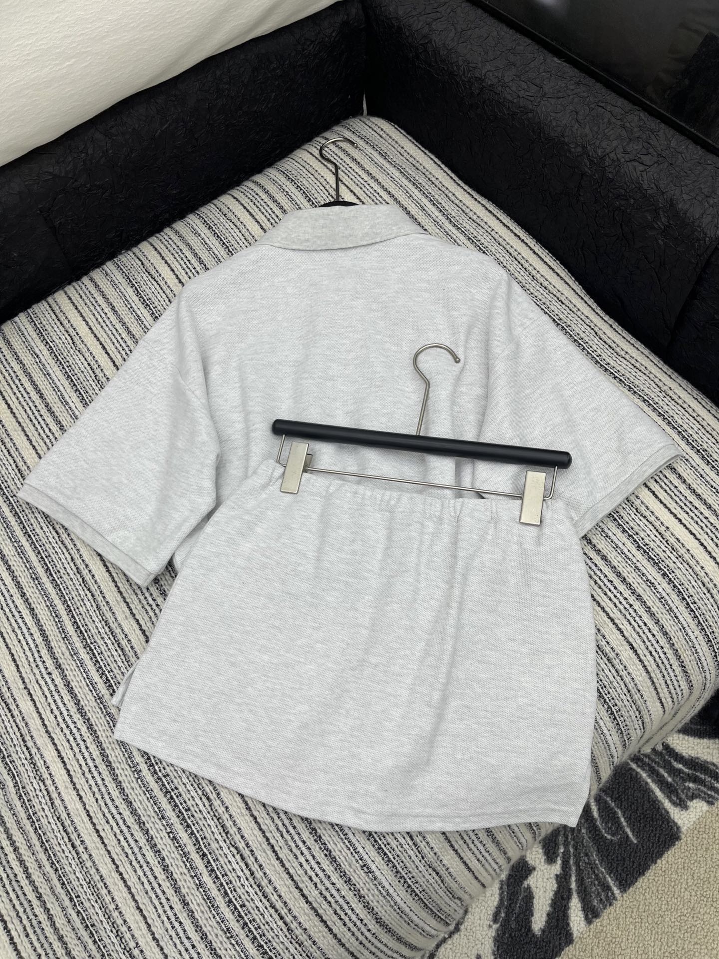 🛒𝐍𝐄𝐖 · 𝟐𝟎𝟐5/爆款现货

【原版定制】Alex*｜25运动休闲新品套装！
高端定制翻领短袖，搭