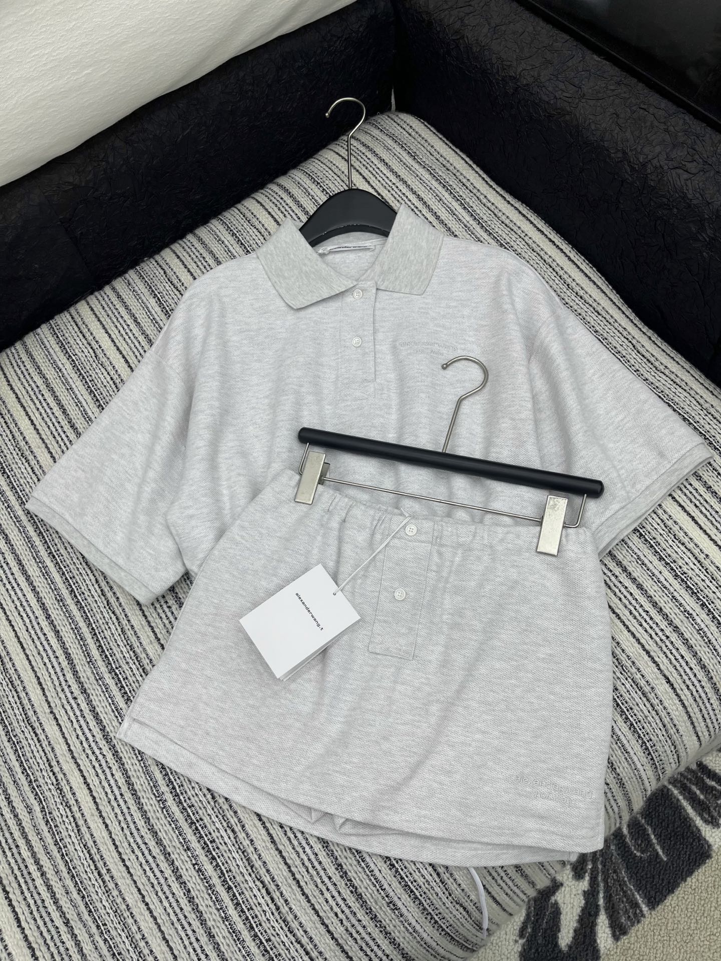 🛒𝐍𝐄𝐖 · 𝟐𝟎𝟐5/爆款现货

【原版定制】Alex*｜25运动休闲新品套装！
高端定制翻领短袖，搭