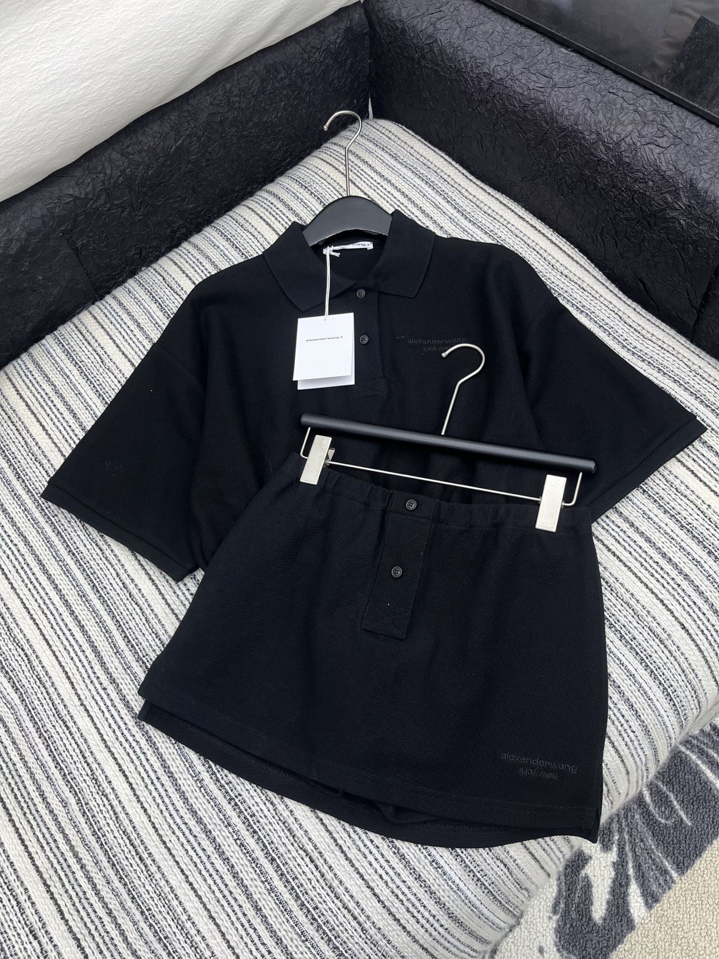 🛒𝐍𝐄𝐖 · 𝟐𝟎𝟐5/爆款现货

【原版定制】Alex*｜25运动休闲新品套装！
高端定制翻领短袖，搭