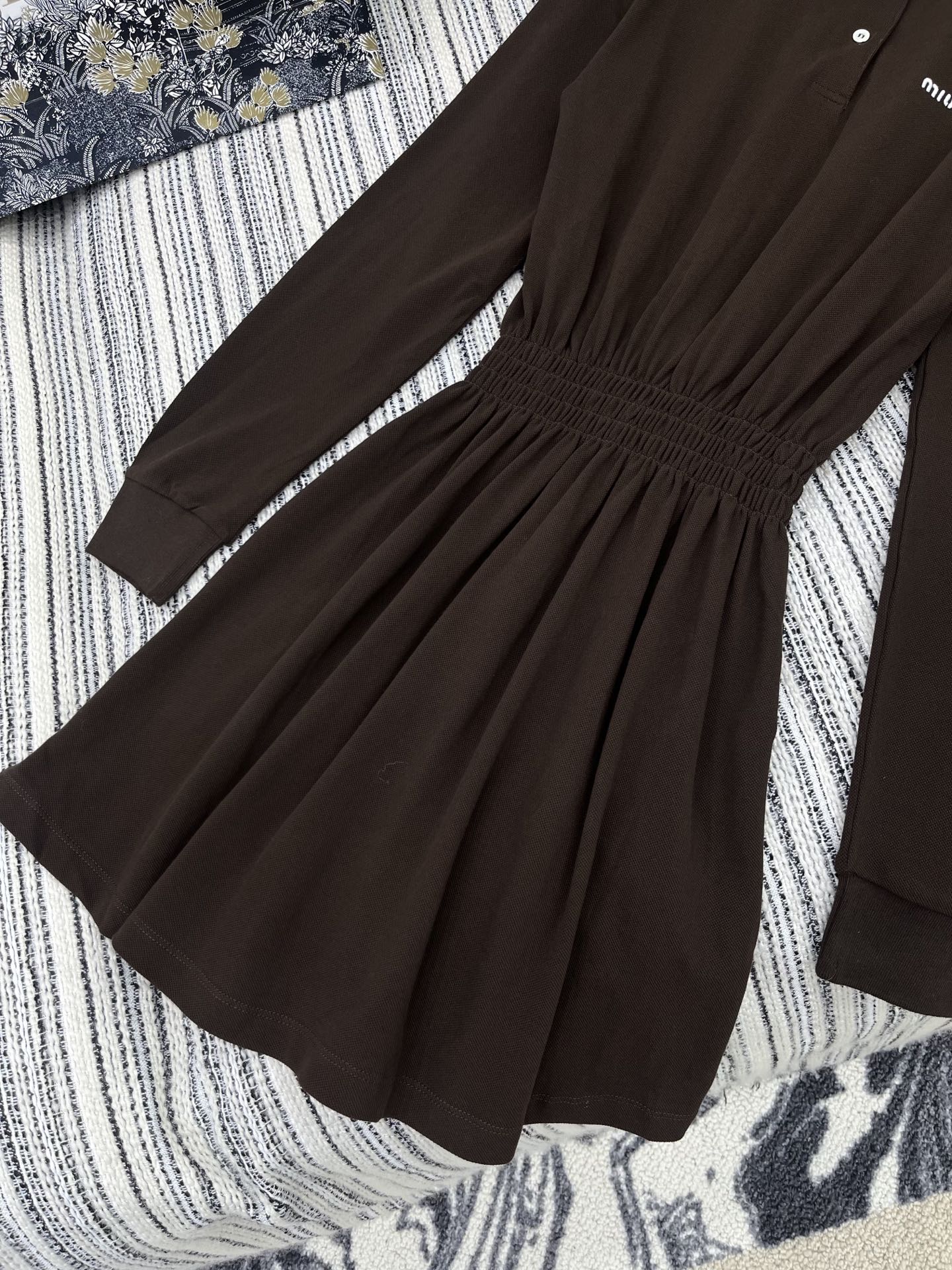 🛒𝐍𝐄𝐖 · 𝟐𝟎𝟐5/爆款现货

【原版定制】   Miu Mi*｜25新款气质收腰长款polo连衣裙