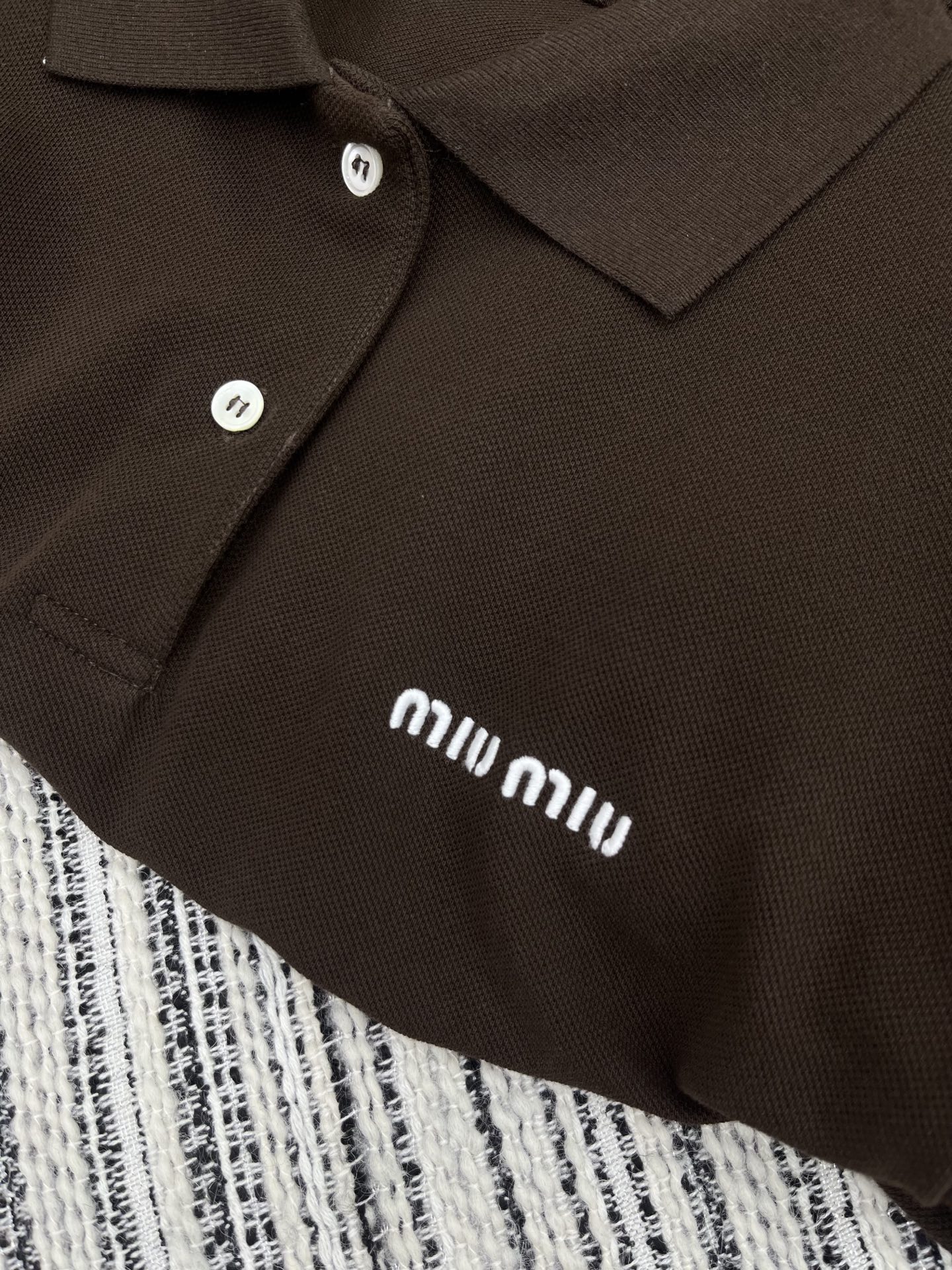 🛒𝐍𝐄𝐖 · 𝟐𝟎𝟐5/爆款现货

【原版定制】   Miu Mi*｜25新款气质收腰长款polo连衣裙