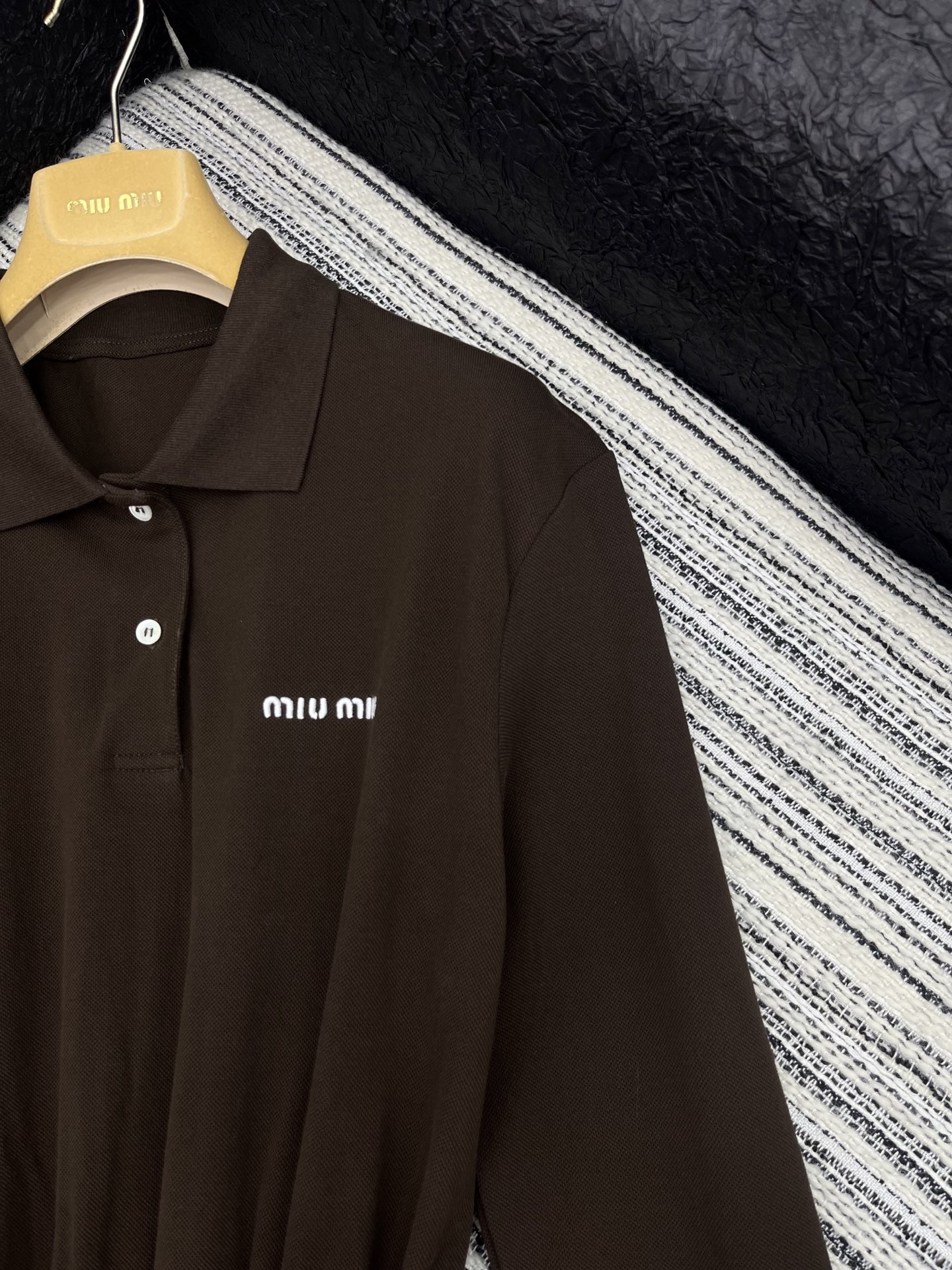 🛒𝐍𝐄𝐖 · 𝟐𝟎𝟐5/爆款现货

【原版定制】   Miu Mi*｜25新款气质收腰长款polo连衣裙