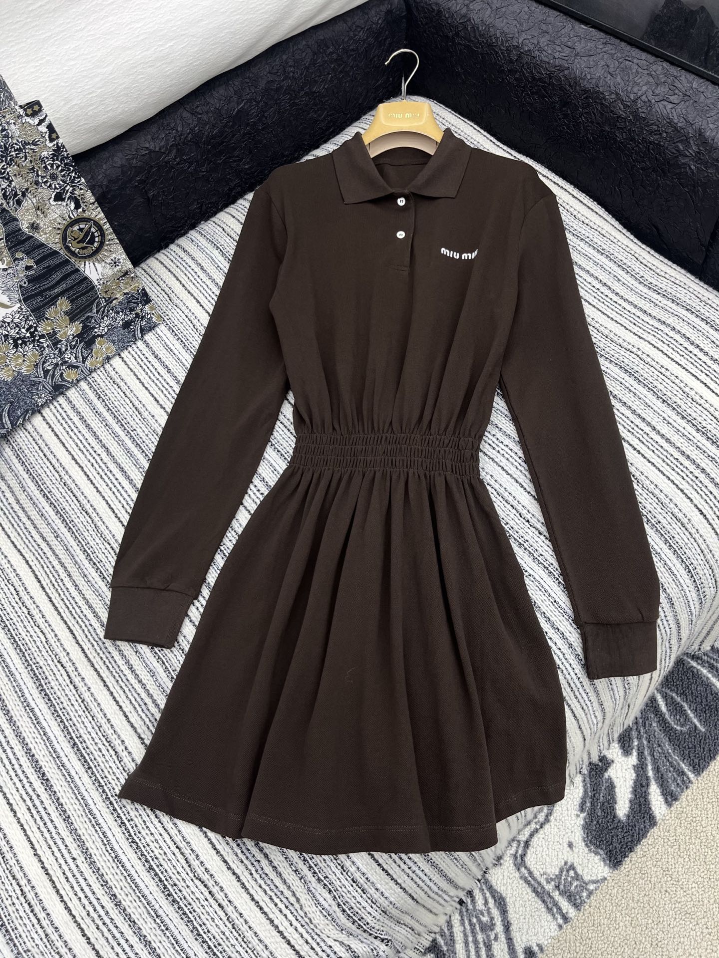 🛒𝐍𝐄𝐖 · 𝟐𝟎𝟐5/爆款现货

【原版定制】   Miu Mi*｜25新款气质收腰长款polo连衣裙