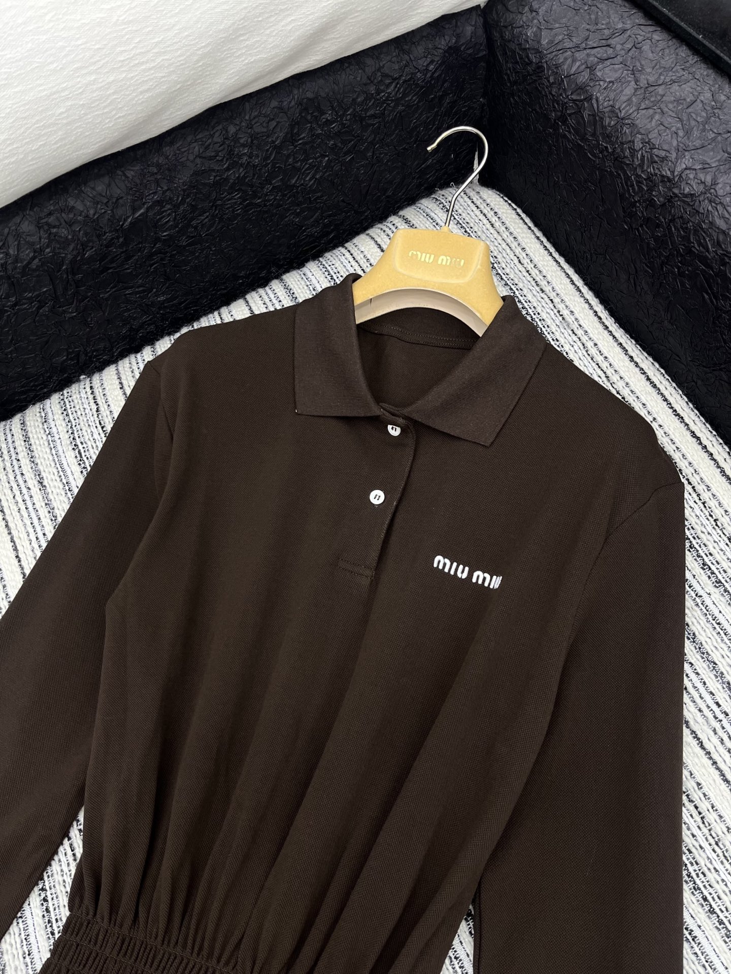 🛒𝐍𝐄𝐖 · 𝟐𝟎𝟐5/爆款现货

【原版定制】   Miu Mi*｜25新款气质收腰长款polo连衣裙