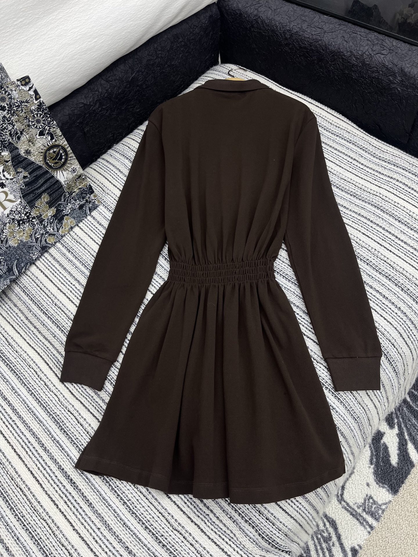 🛒𝐍𝐄𝐖 · 𝟐𝟎𝟐5/爆款现货

【原版定制】   Miu Mi*｜25新款气质收腰长款polo连衣裙