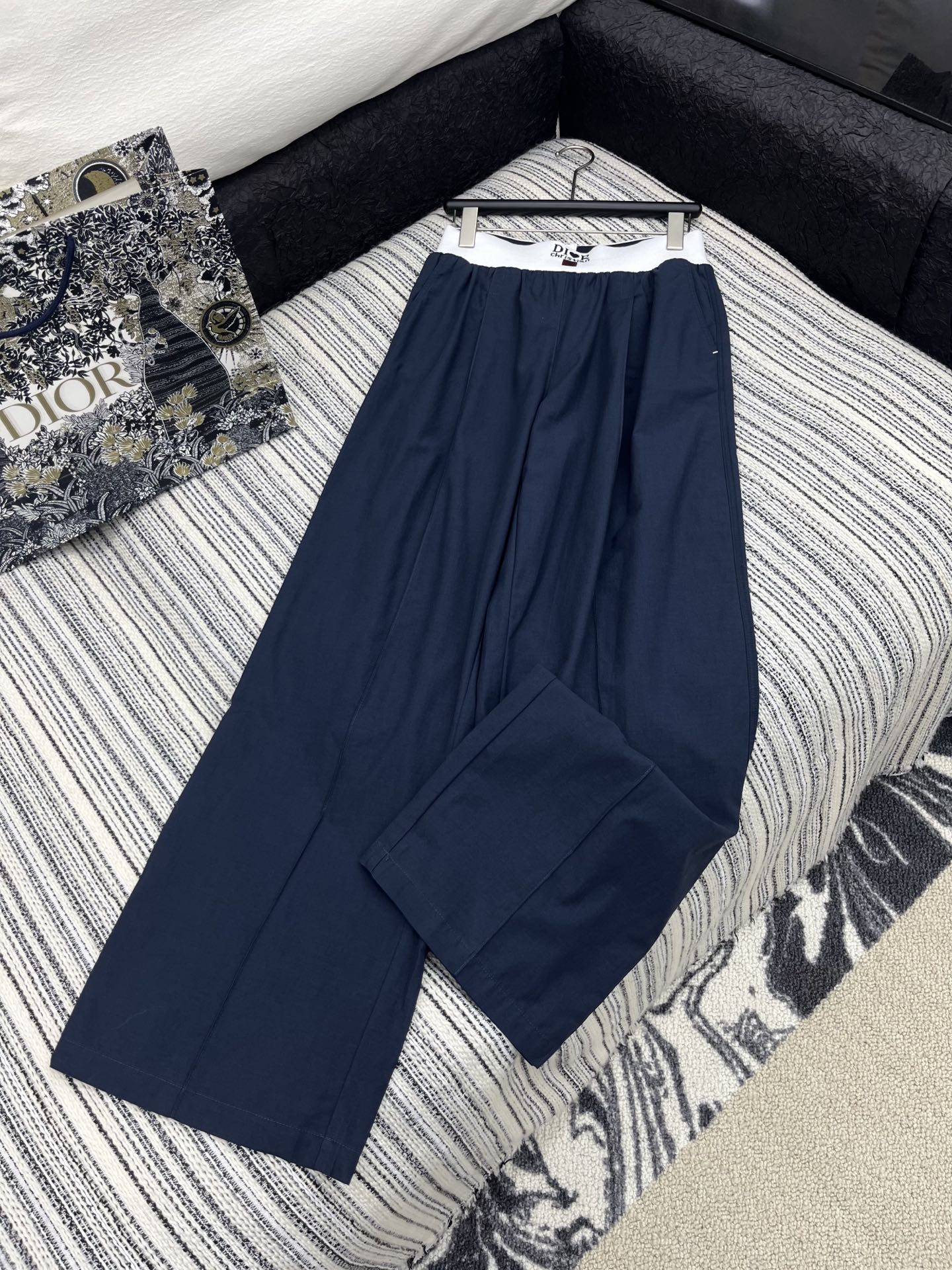 🛒𝐍𝐄𝐖 · 𝟐𝟎𝟐5/爆款现货

原单品质  Dio*｜25新款撞色松紧织带休闲裤
颜色百搭高级  定