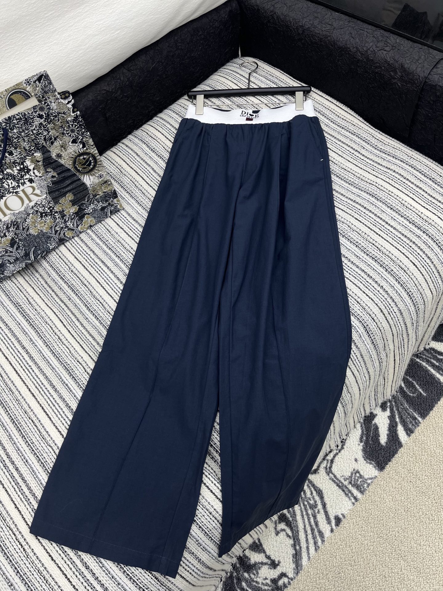 🛒𝐍𝐄𝐖 · 𝟐𝟎𝟐5/爆款现货

原单品质  Dio*｜25新款撞色松紧织带休闲裤
颜色百搭高级  定