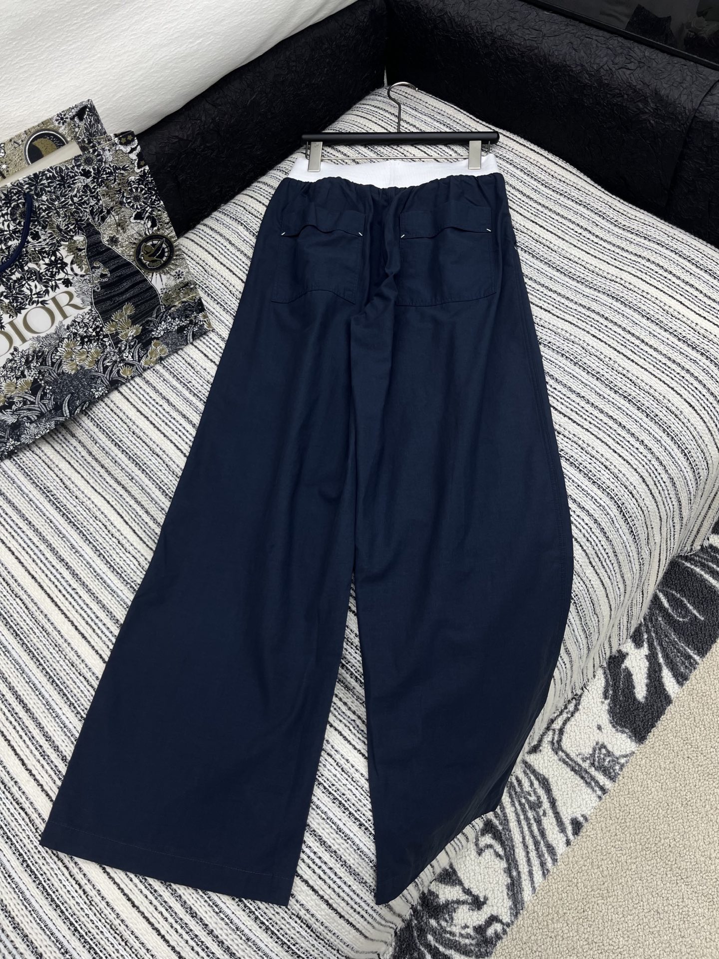 🛒𝐍𝐄𝐖 · 𝟐𝟎𝟐5/爆款现货

原单品质  Dio*｜25新款撞色松紧织带休闲裤
颜色百搭高级  定