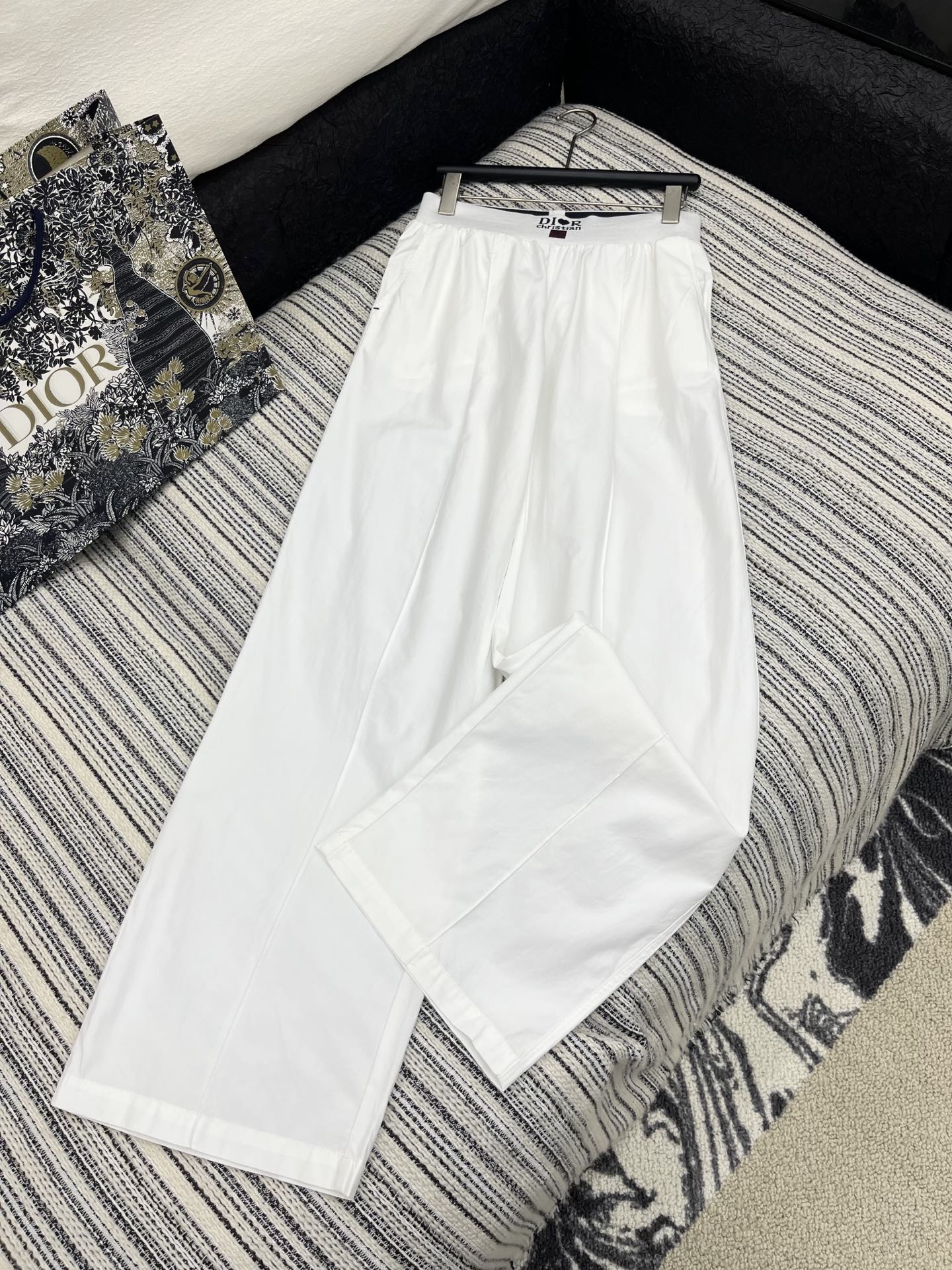 🛒𝐍𝐄𝐖 · 𝟐𝟎𝟐5/爆款现货

原单品质  Dio*｜25新款撞色松紧织带休闲裤
颜色百搭高级  定