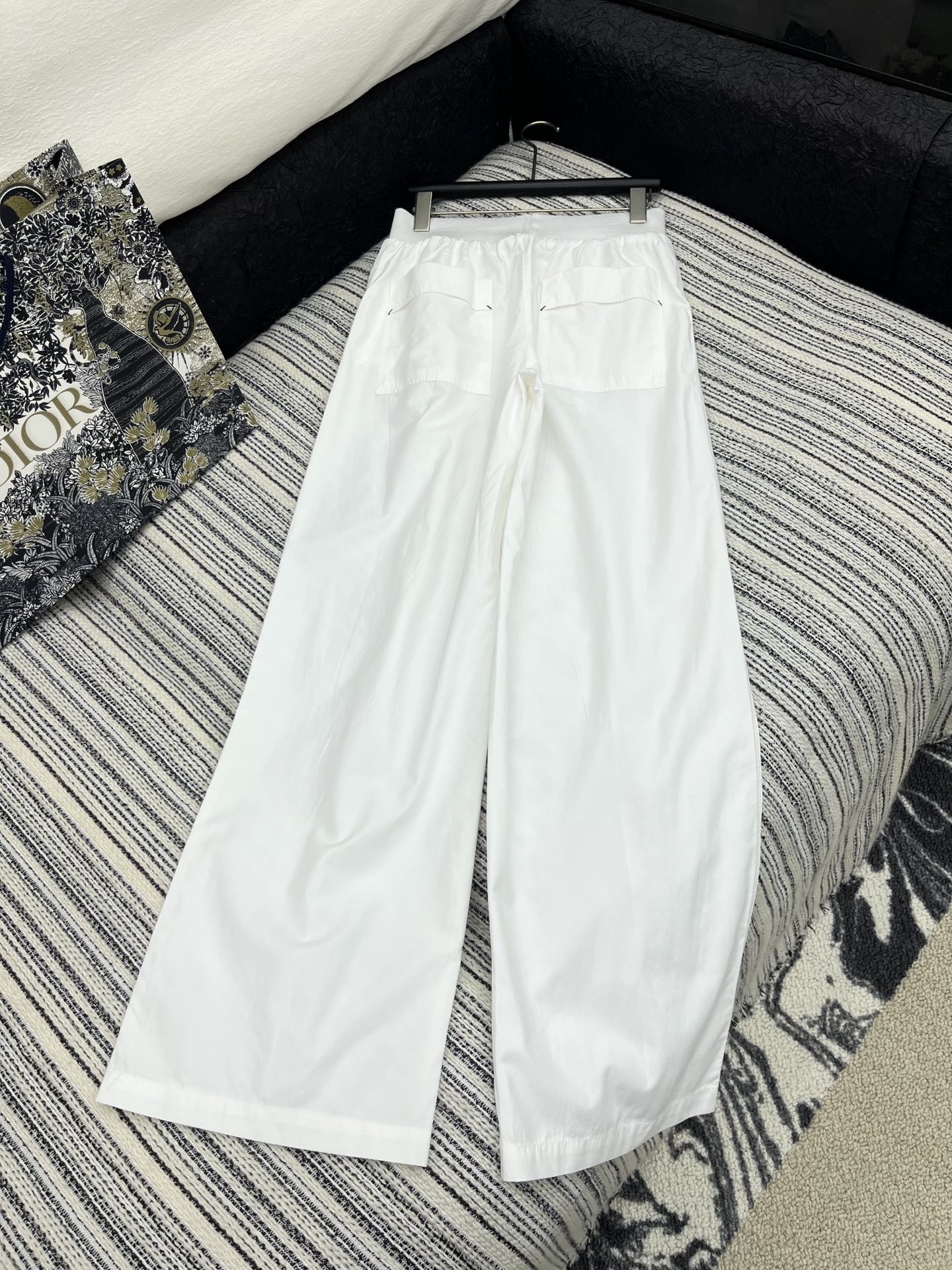 🛒𝐍𝐄𝐖 · 𝟐𝟎𝟐5/爆款现货

原单品质  Dio*｜25新款撞色松紧织带休闲裤
颜色百搭高级  定