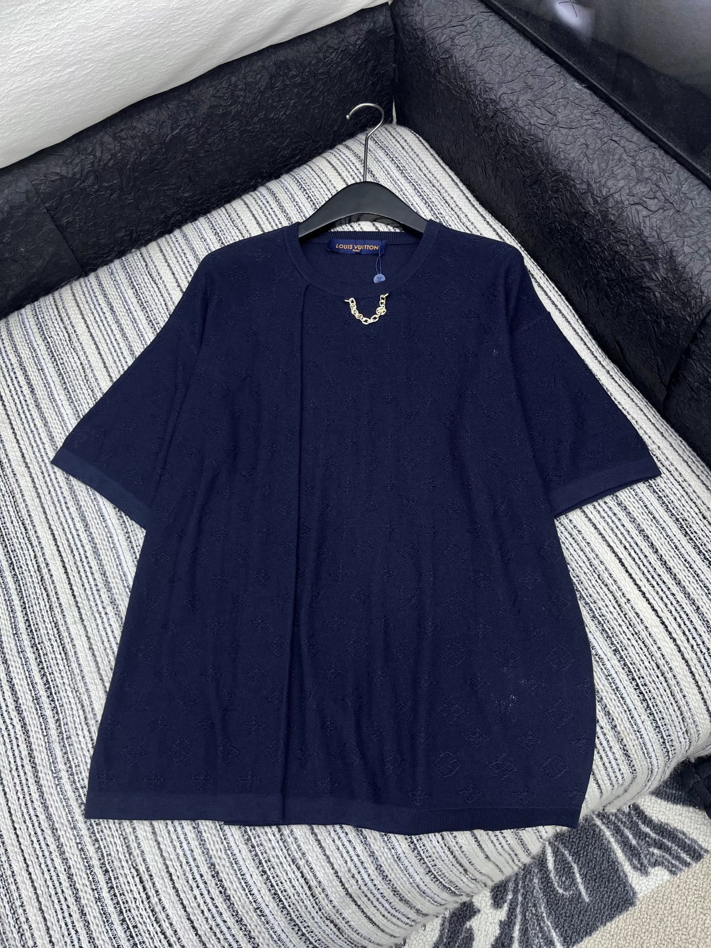 🛒𝐍𝐄𝐖 · 𝟐𝟎𝟐5/爆款现货

原单品质  Lv｜25新品短袖圆领针织衫
精致常规版型上身巨显瘦！定