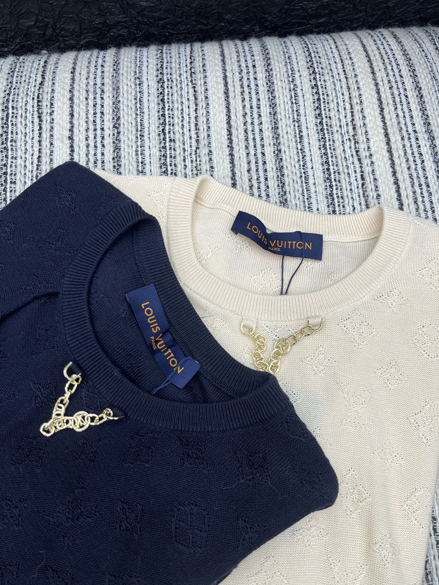 🛒𝐍𝐄𝐖 · 𝟐𝟎𝟐5/爆款现货

原单品质  Lv｜25新品短袖圆领针织衫
精致常规版型上身巨显瘦！定