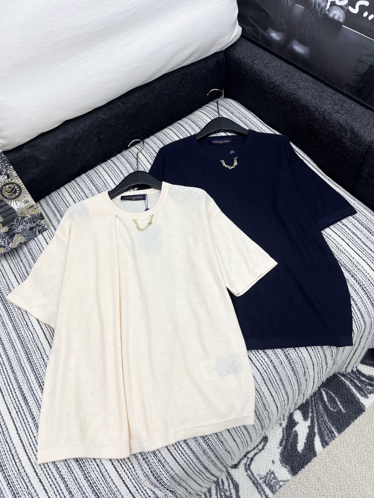🛒𝐍𝐄𝐖 · 𝟐𝟎𝟐5/爆款现货

原单品质  Lv｜25新品短袖圆领针织衫
精致常规版型上身巨显瘦！定