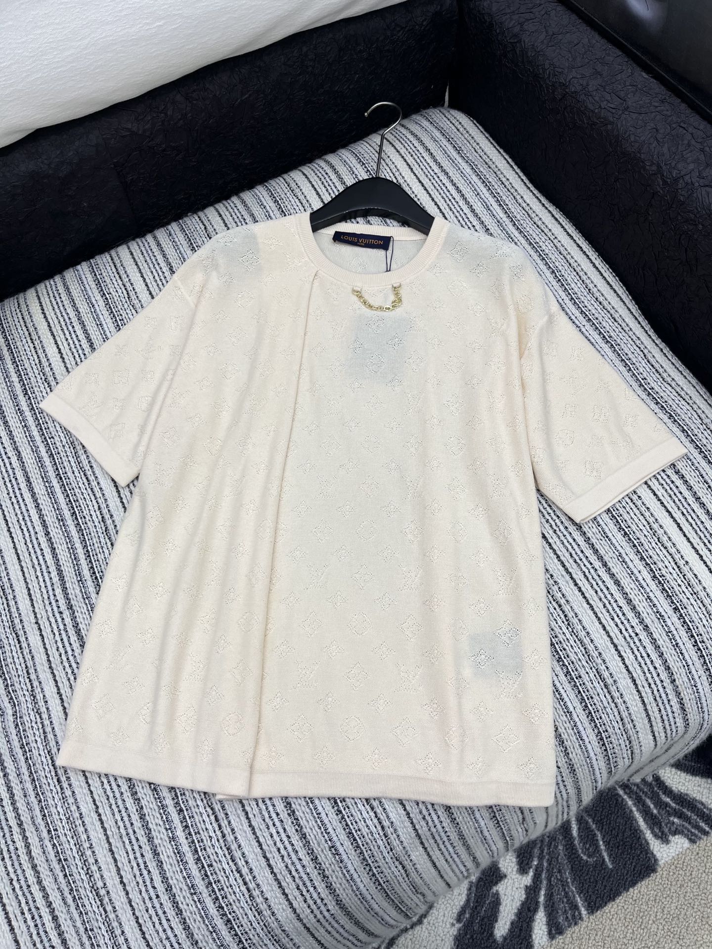 🛒𝐍𝐄𝐖 · 𝟐𝟎𝟐5/爆款现货

原单品质  Lv｜25新品短袖圆领针织衫
精致常规版型上身巨显瘦！定