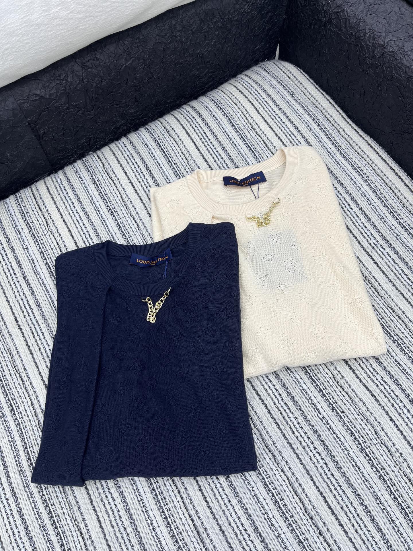 🛒𝐍𝐄𝐖 · 𝟐𝟎𝟐5/爆款现货

原单品质  Lv｜25新品短袖圆领针织衫
精致常规版型上身巨显瘦！定