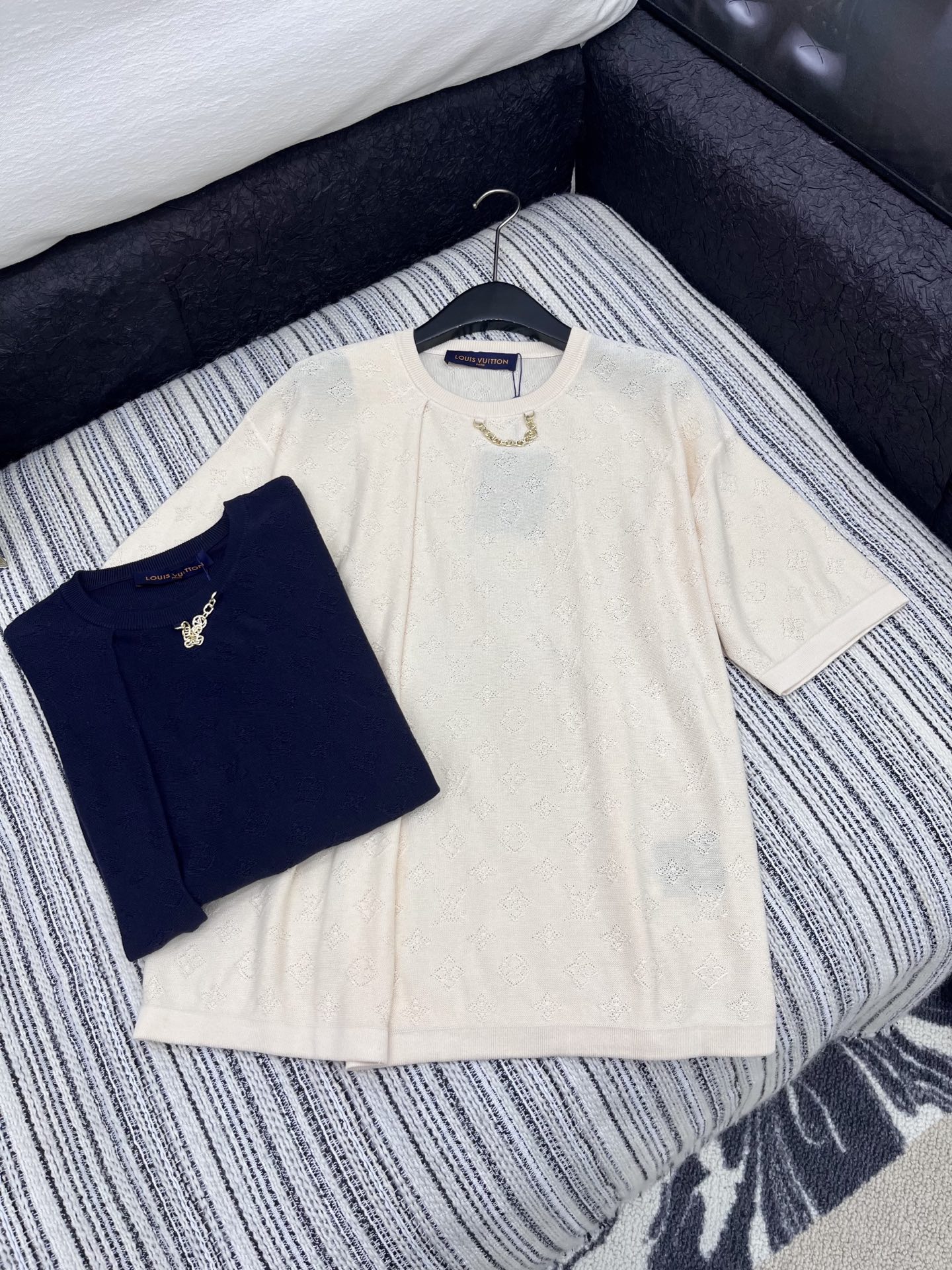 🛒𝐍𝐄𝐖 · 𝟐𝟎𝟐5/爆款现货

原单品质  Lv｜25新品短袖圆领针织衫
精致常规版型上身巨显瘦！定