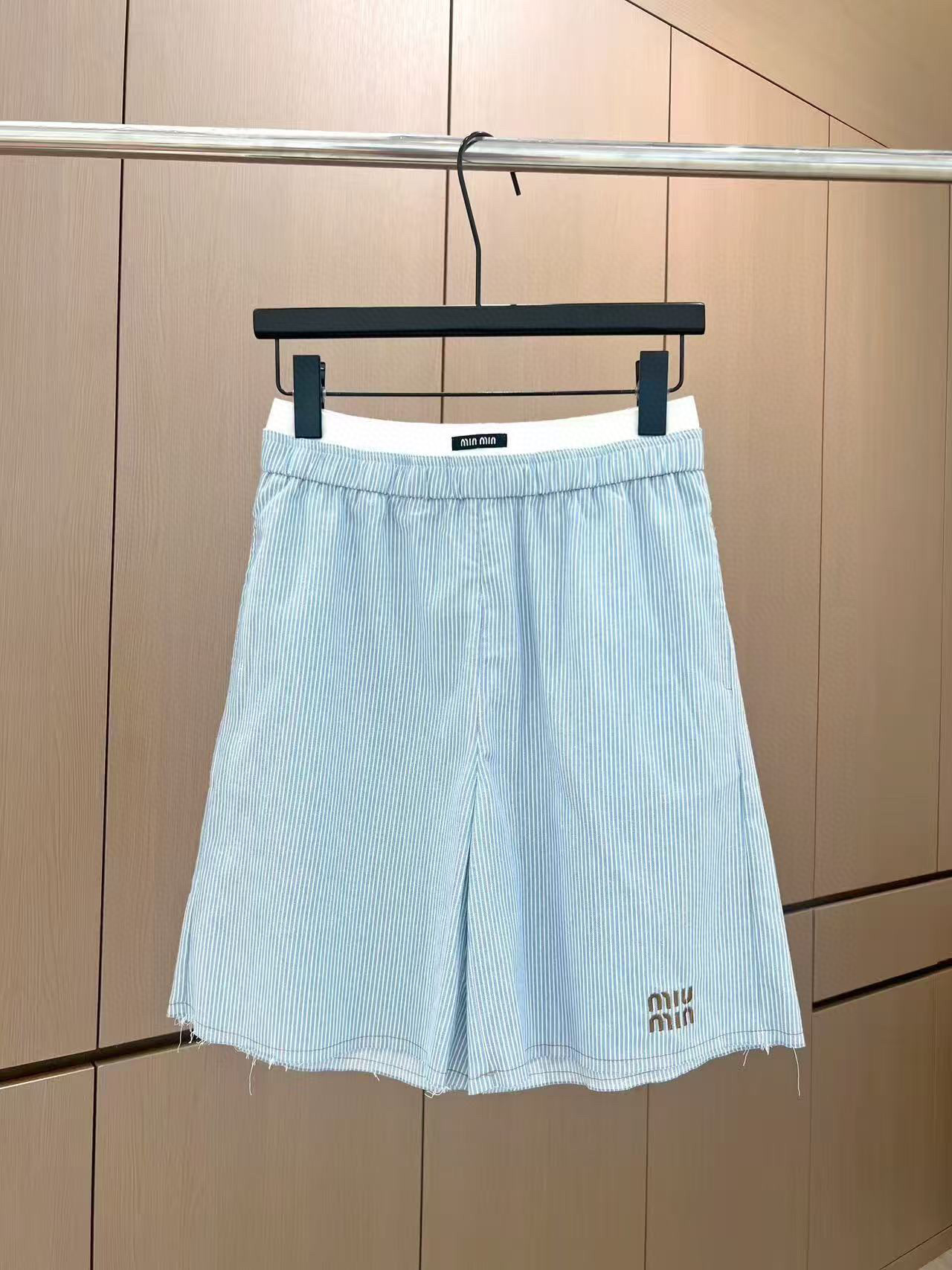 🛒𝐍𝐄𝐖 · 𝟐𝟎𝟐5/爆款现货

原单品质  设计师｜25新品条纹衬衫短裤套装！
高端定制面料，搭配松