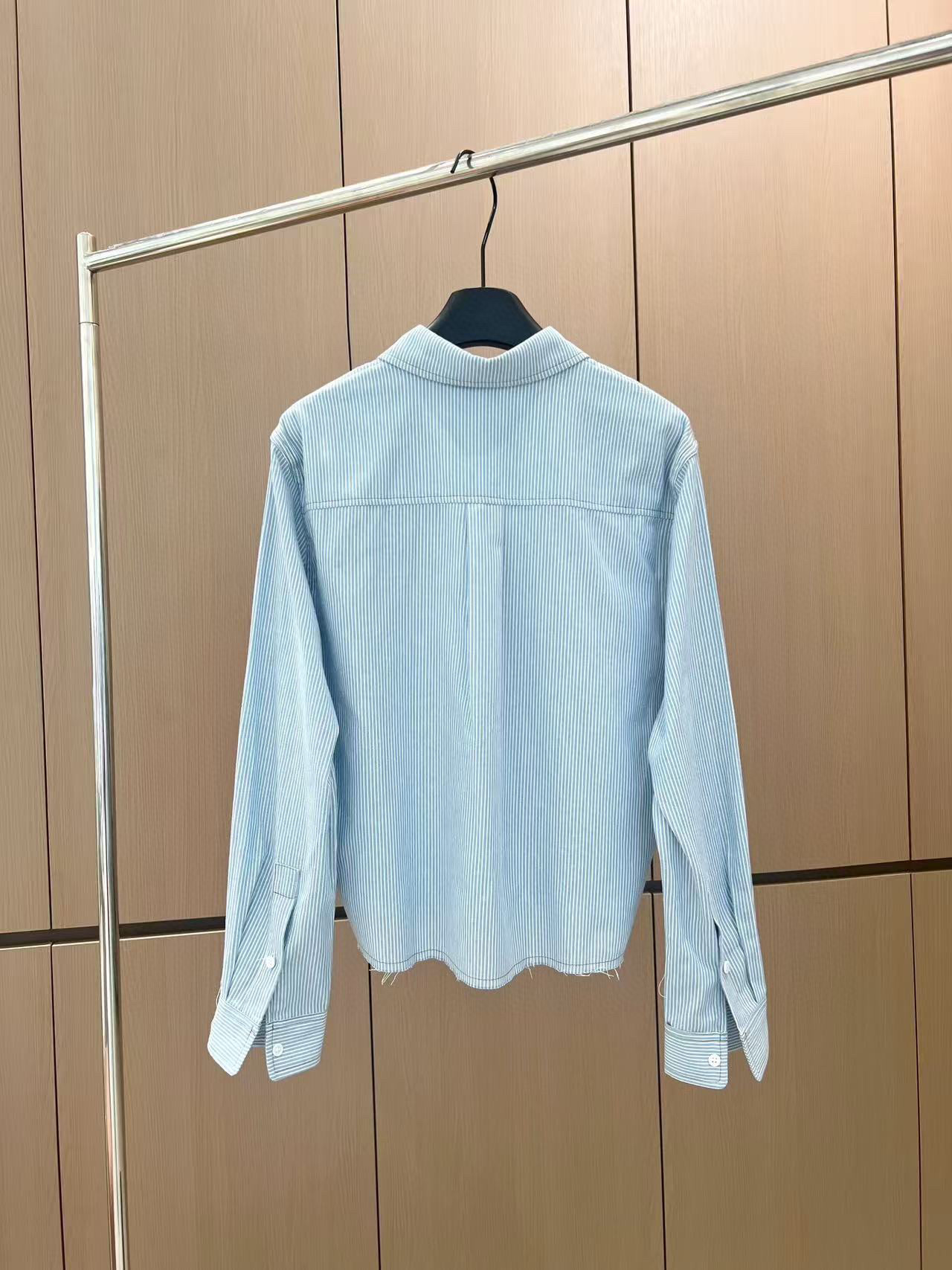 🛒𝐍𝐄𝐖 · 𝟐𝟎𝟐5/爆款现货

原单品质  设计师｜25新品条纹衬衫短裤套装！
高端定制面料，搭配松