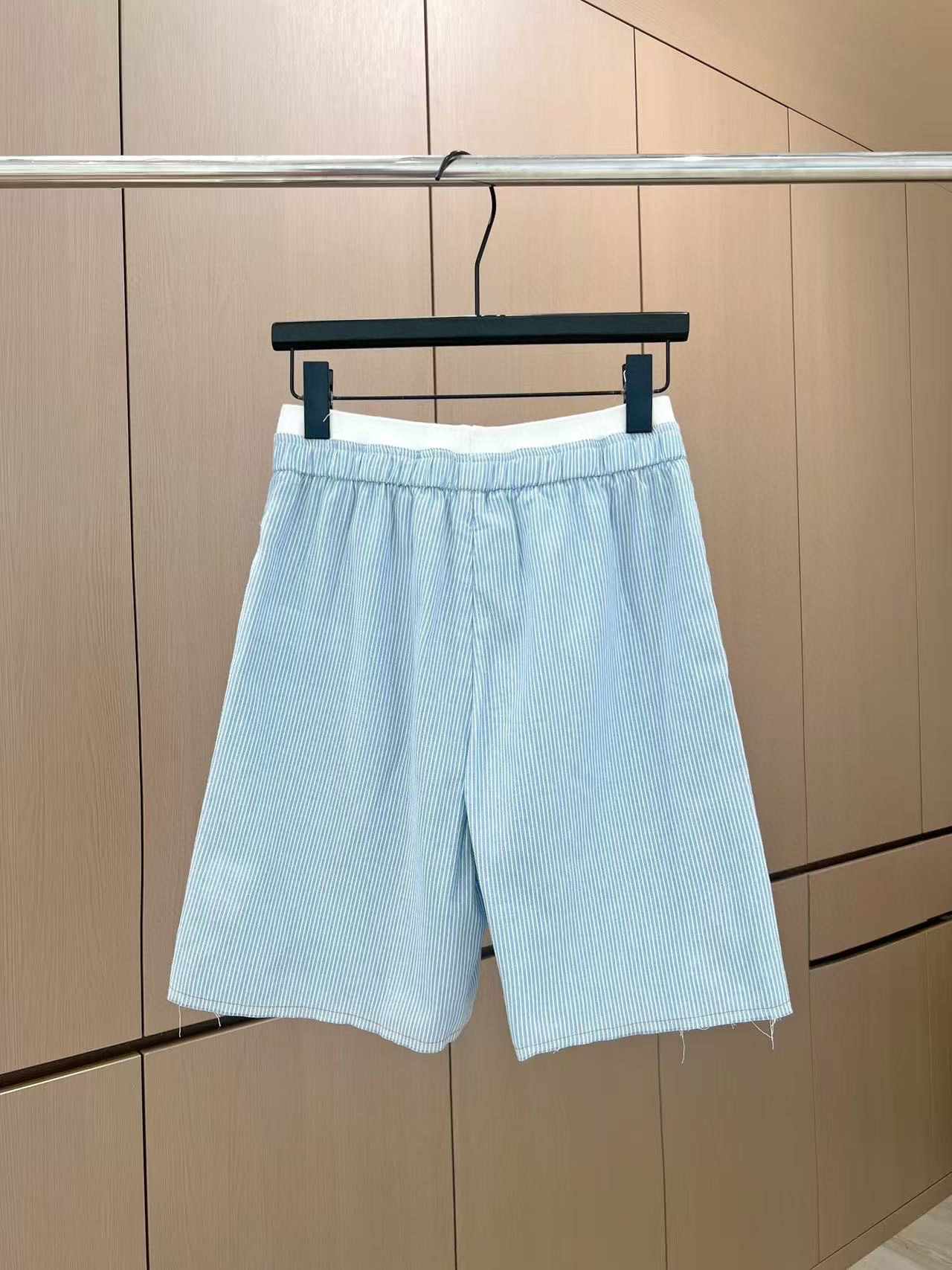 🛒𝐍𝐄𝐖 · 𝟐𝟎𝟐5/爆款现货

原单品质  设计师｜25新品条纹衬衫短裤套装！
高端定制面料，搭配松