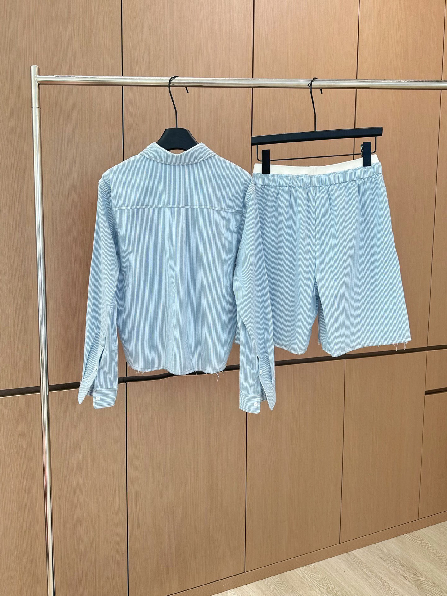 🛒𝐍𝐄𝐖 · 𝟐𝟎𝟐5/爆款现货

原单品质  设计师｜25新品条纹衬衫短裤套装！
高端定制面料，搭配松