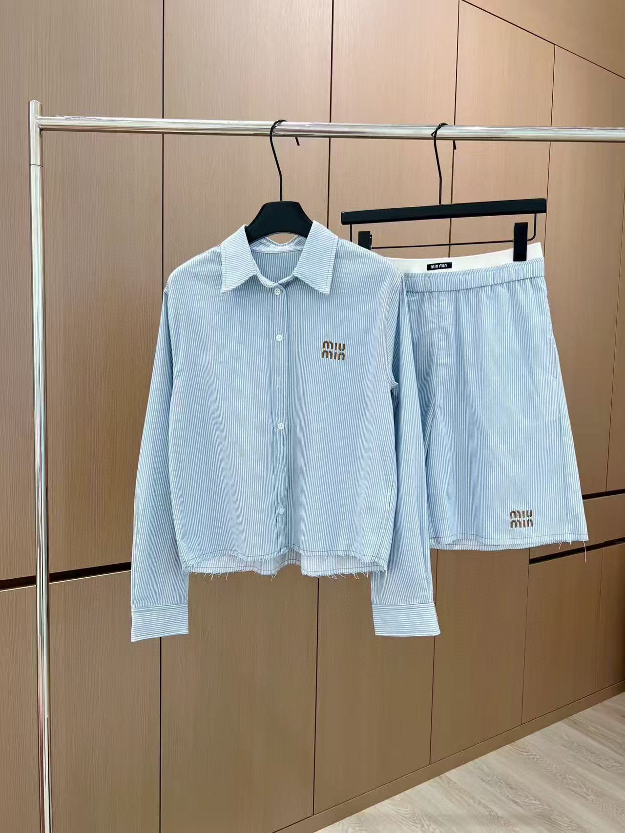 🛒𝐍𝐄𝐖 · 𝟐𝟎𝟐5/爆款现货

原单品质  设计师｜25新品条纹衬衫短裤套装！
高端定制面料，搭配松