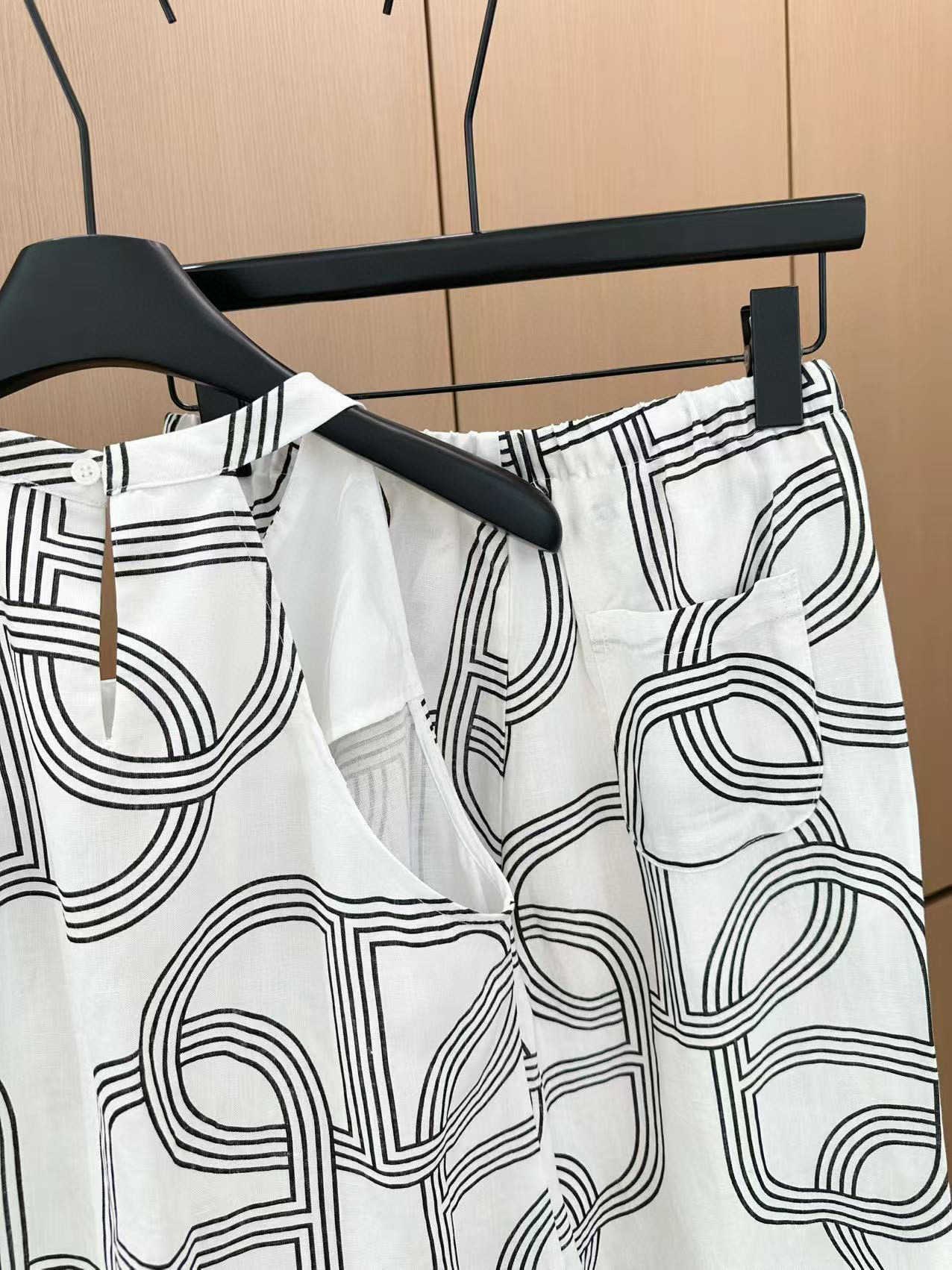 🛒𝐍𝐄𝐖 · 𝟐𝟎𝟐4/爆款现货

原单品质  设计师｜经典老钱风马甲套装
定制棉麻面料，挂脖上衣➕休闲