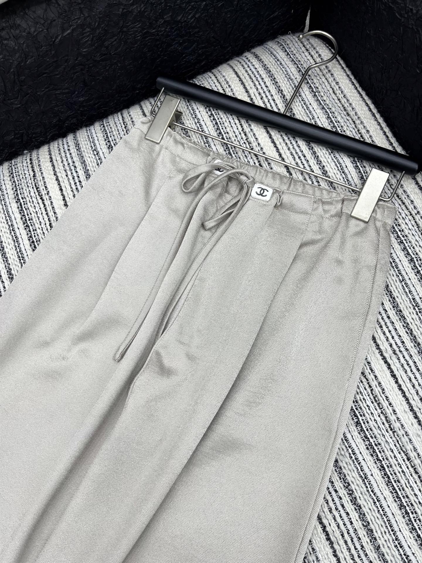 🛒𝐍𝐄𝐖 · 𝟐𝟎𝟐5/爆款现货

原单品质  Chane*｜25新款抽绳松紧休闲裤
颜色百搭高级  定