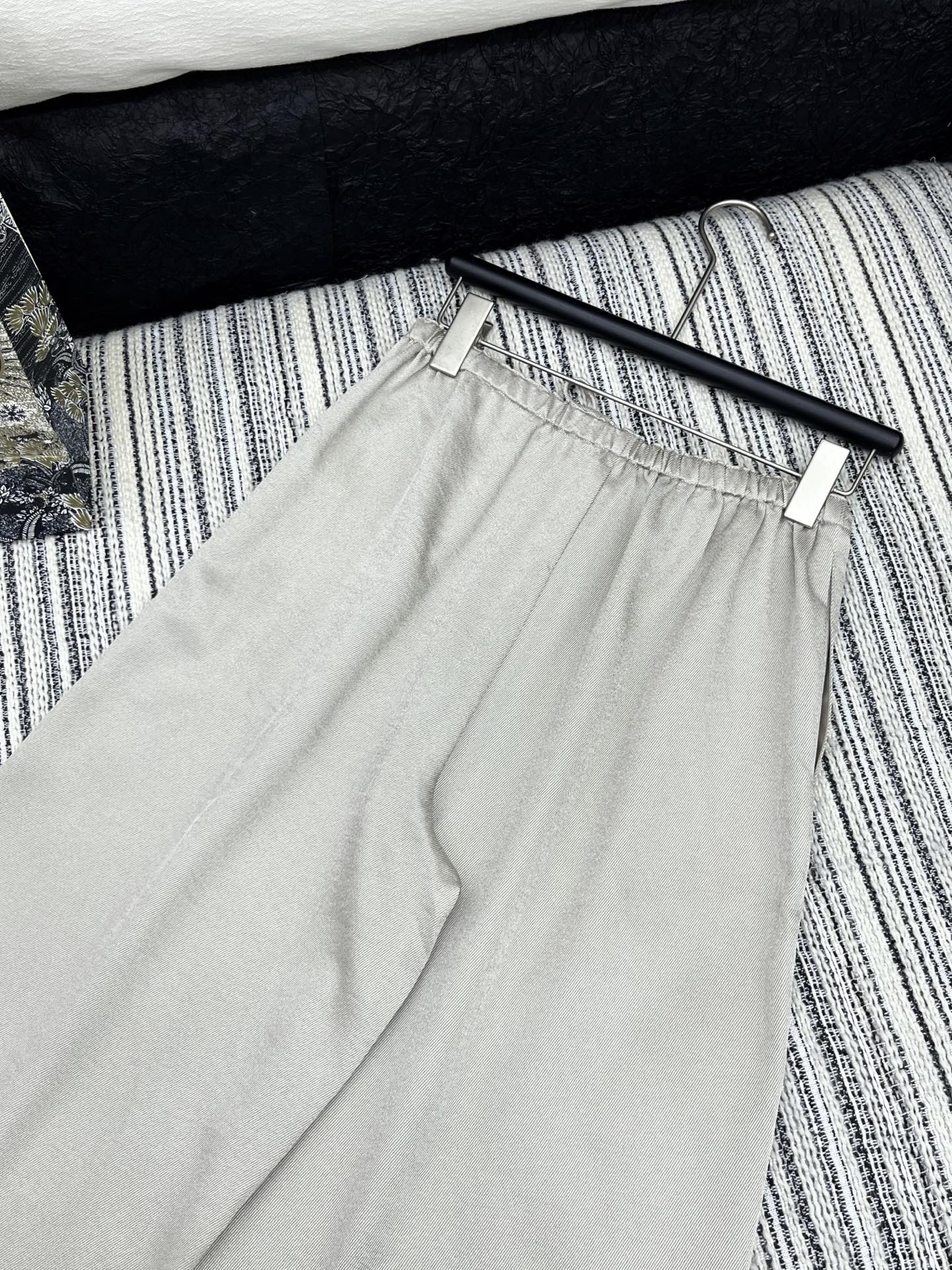 🛒𝐍𝐄𝐖 · 𝟐𝟎𝟐5/爆款现货

原单品质  Chane*｜25新款抽绳松紧休闲裤
颜色百搭高级  定
