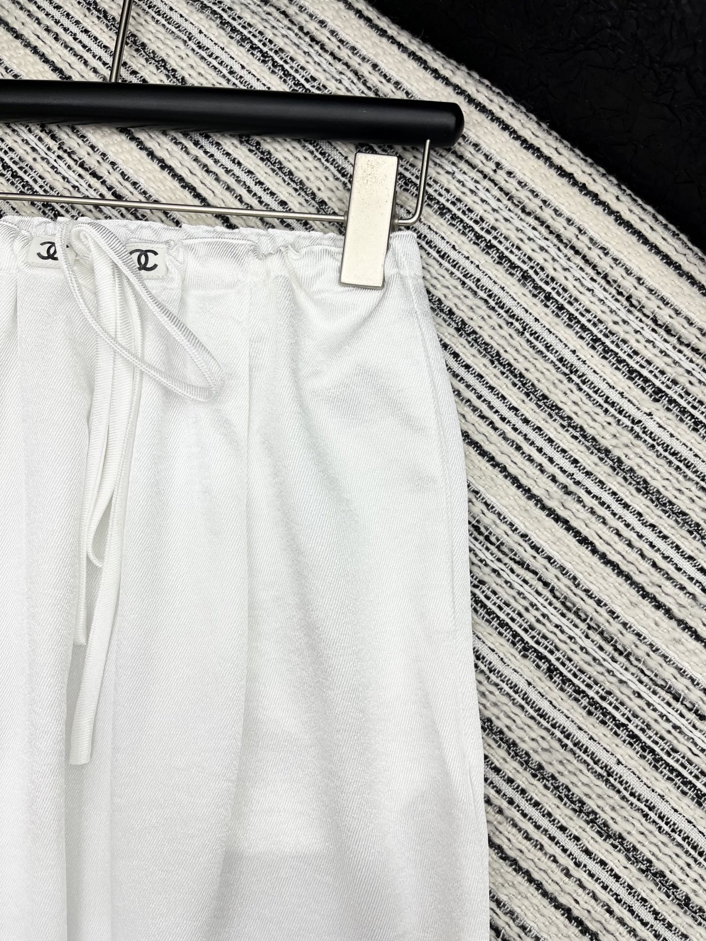 🛒𝐍𝐄𝐖 · 𝟐𝟎𝟐5/爆款现货

原单品质  Chane*｜25新款抽绳松紧休闲裤
颜色百搭高级  定