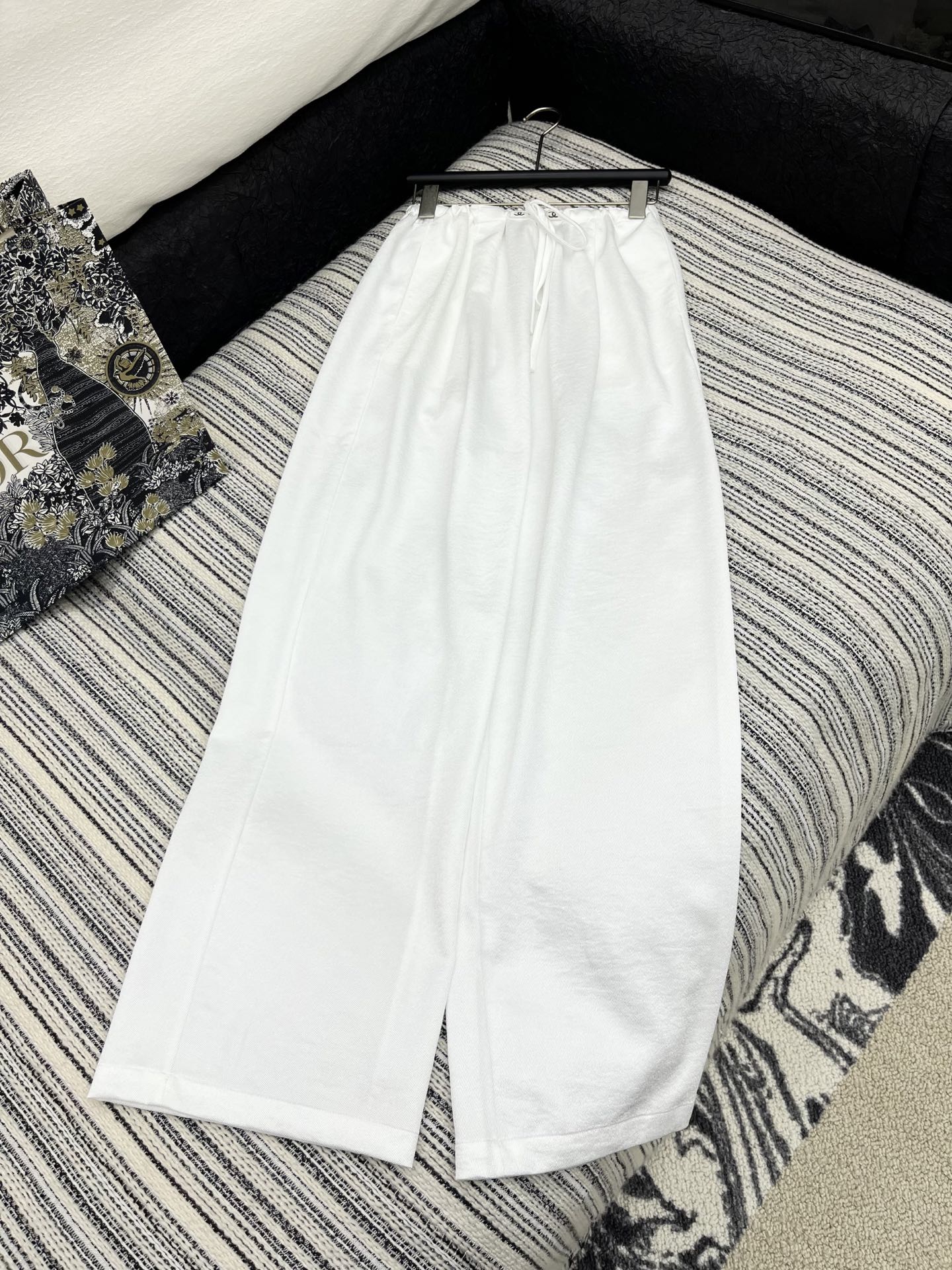 🛒𝐍𝐄𝐖 · 𝟐𝟎𝟐5/爆款现货

原单品质  Chane*｜25新款抽绳松紧休闲裤
颜色百搭高级  定