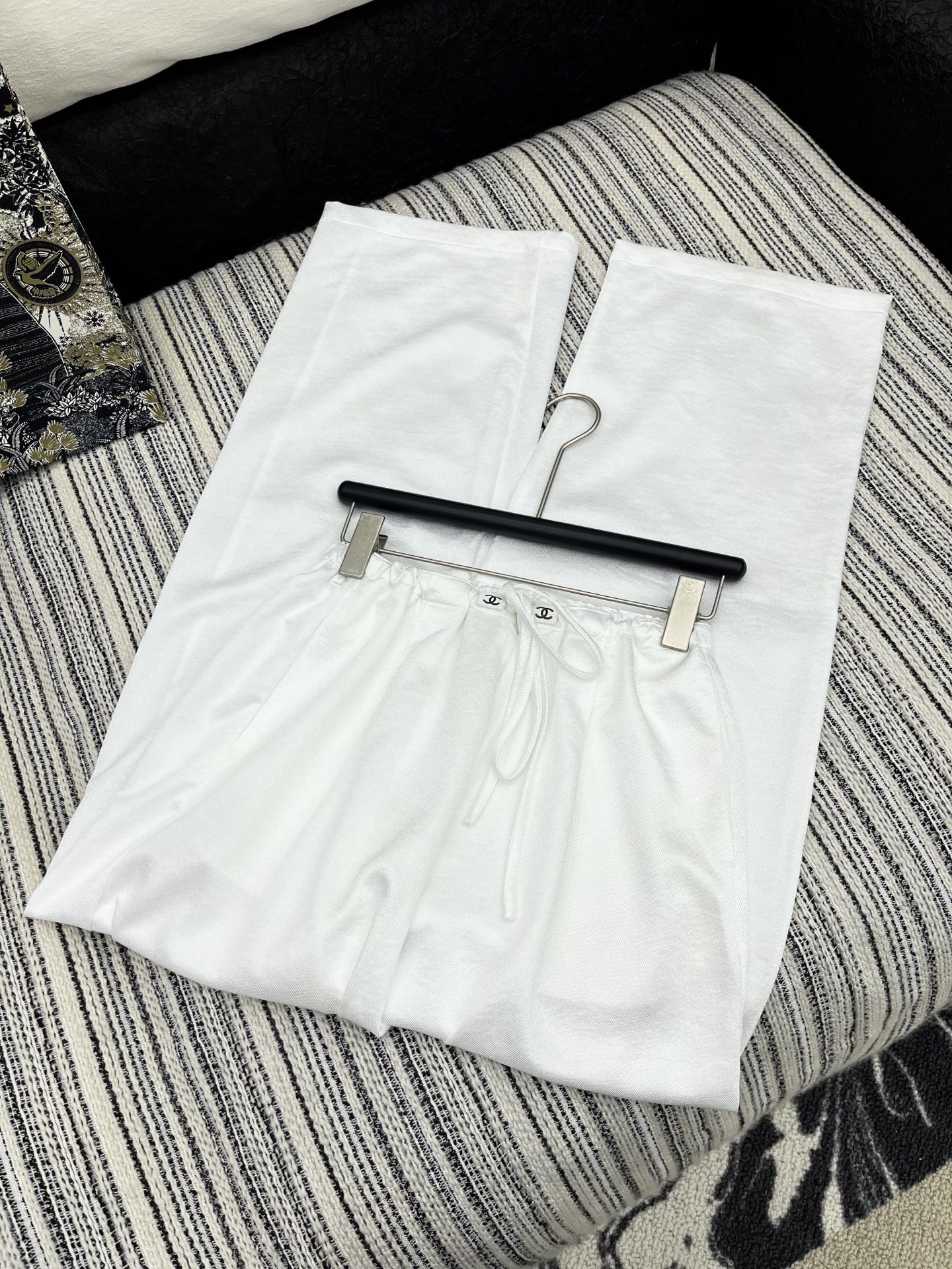 🛒𝐍𝐄𝐖 · 𝟐𝟎𝟐5/爆款现货

原单品质  Chane*｜25新款抽绳松紧休闲裤
颜色百搭高级  定