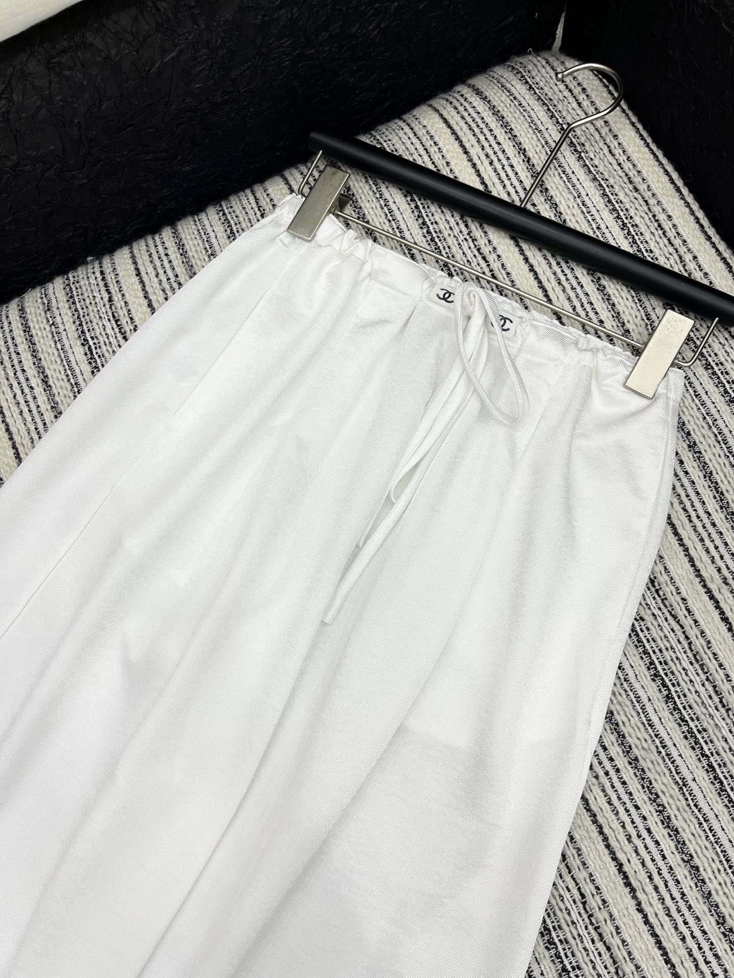 🛒𝐍𝐄𝐖 · 𝟐𝟎𝟐5/爆款现货

原单品质  Chane*｜25新款抽绳松紧休闲裤
颜色百搭高级  定