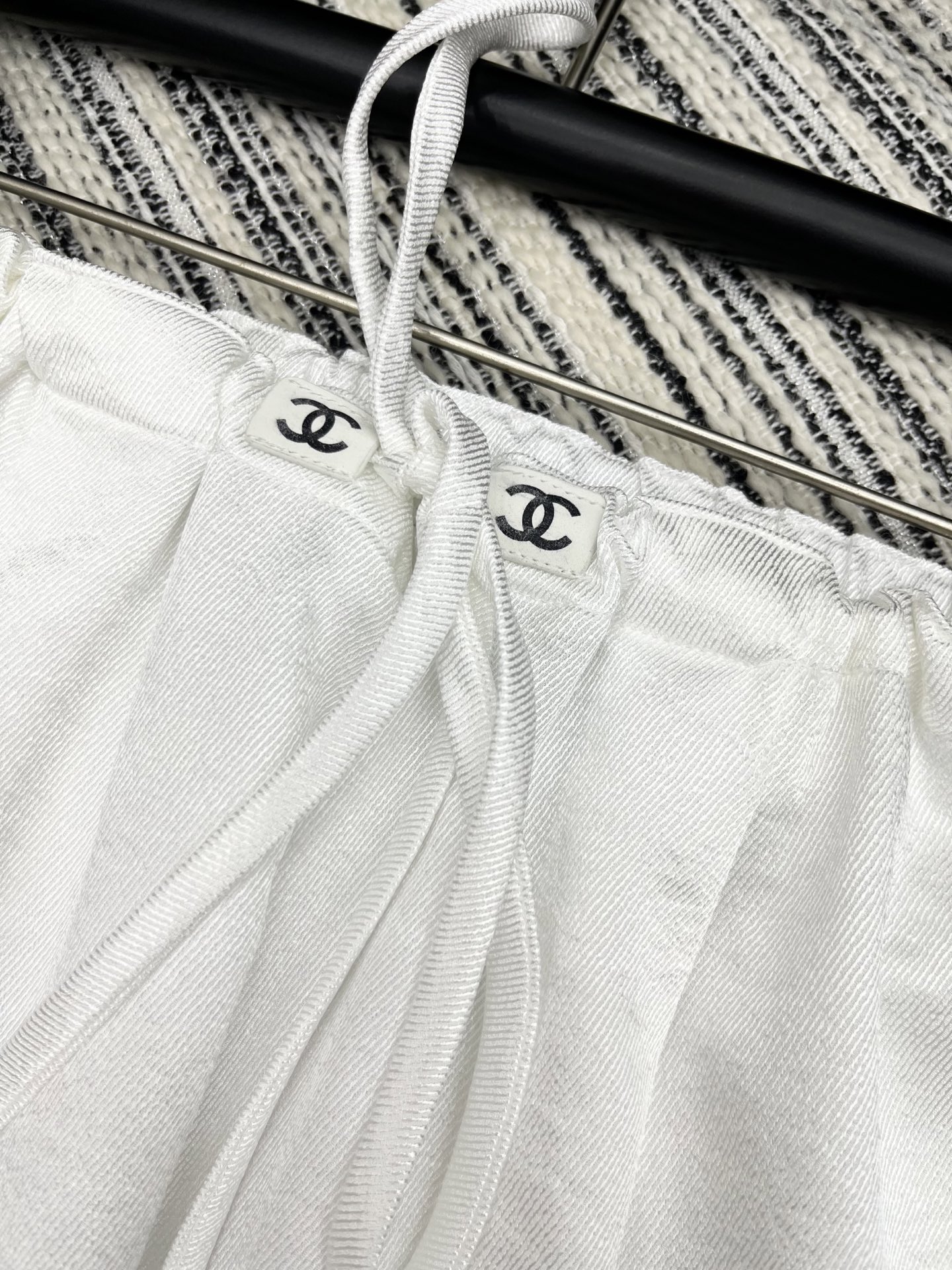 🛒𝐍𝐄𝐖 · 𝟐𝟎𝟐5/爆款现货

原单品质  Chane*｜25新款抽绳松紧休闲裤
颜色百搭高级  定